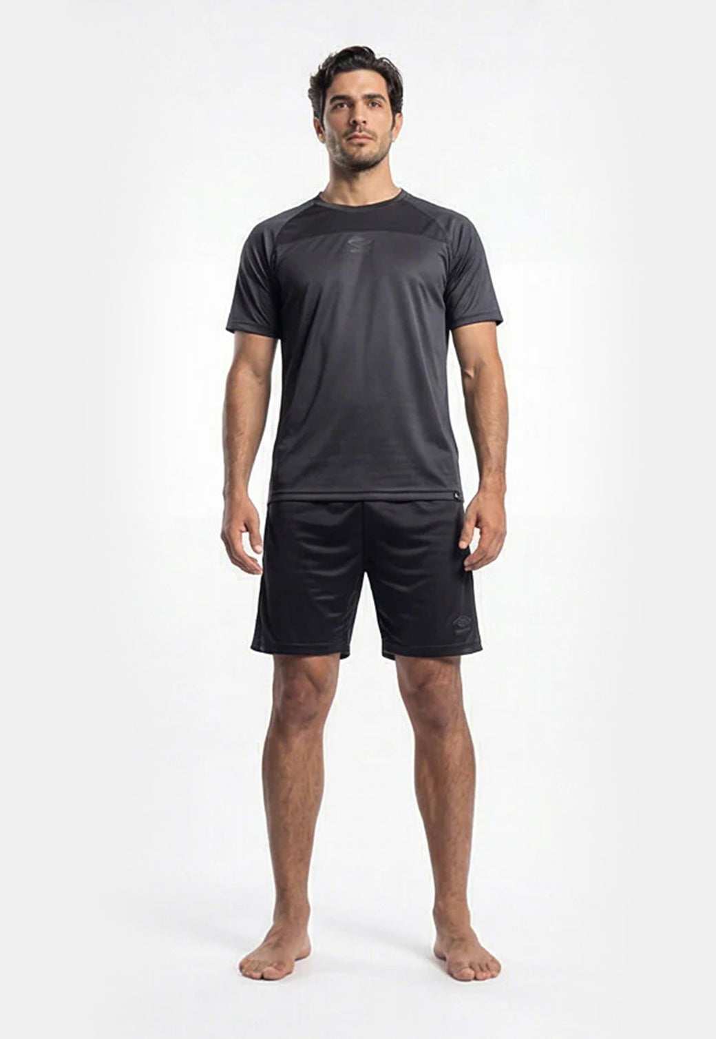 סט אימון UMBRO לגברים – טי שירט אפור כהה ומכנס קצר שחור
