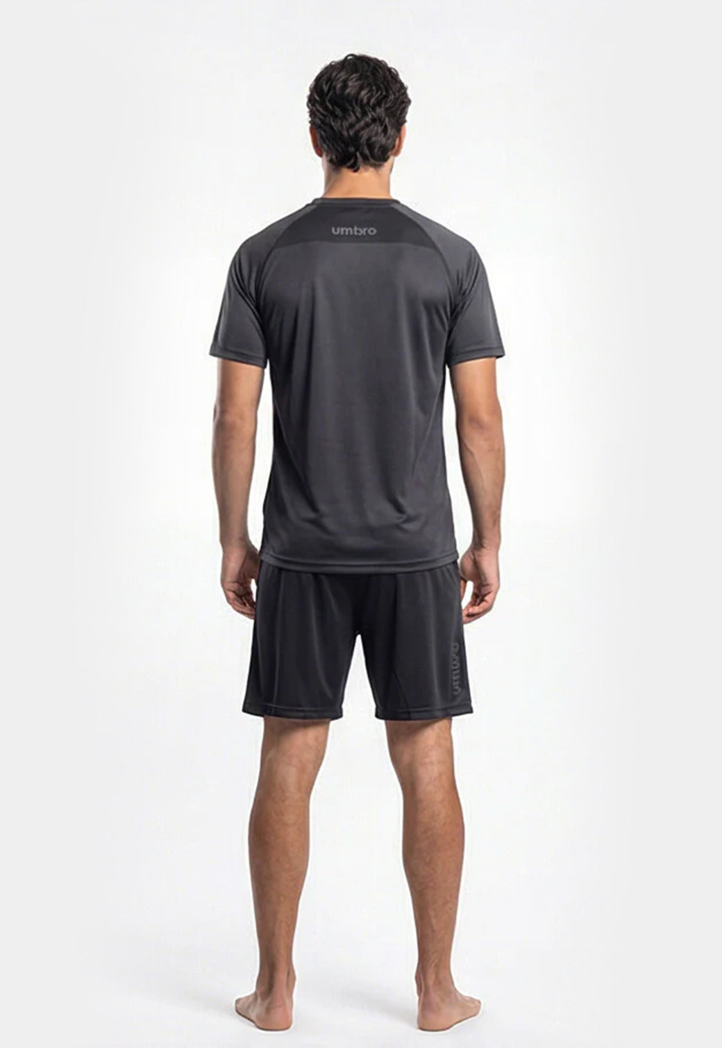 סט אימון UMBRO לגברים – טי שירט אפור כהה ומכנס קצר שחור