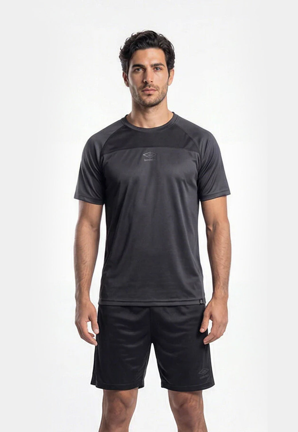 סט אימון UMBRO לגברים – טי שירט אפור כהה ומכנס קצר שחור