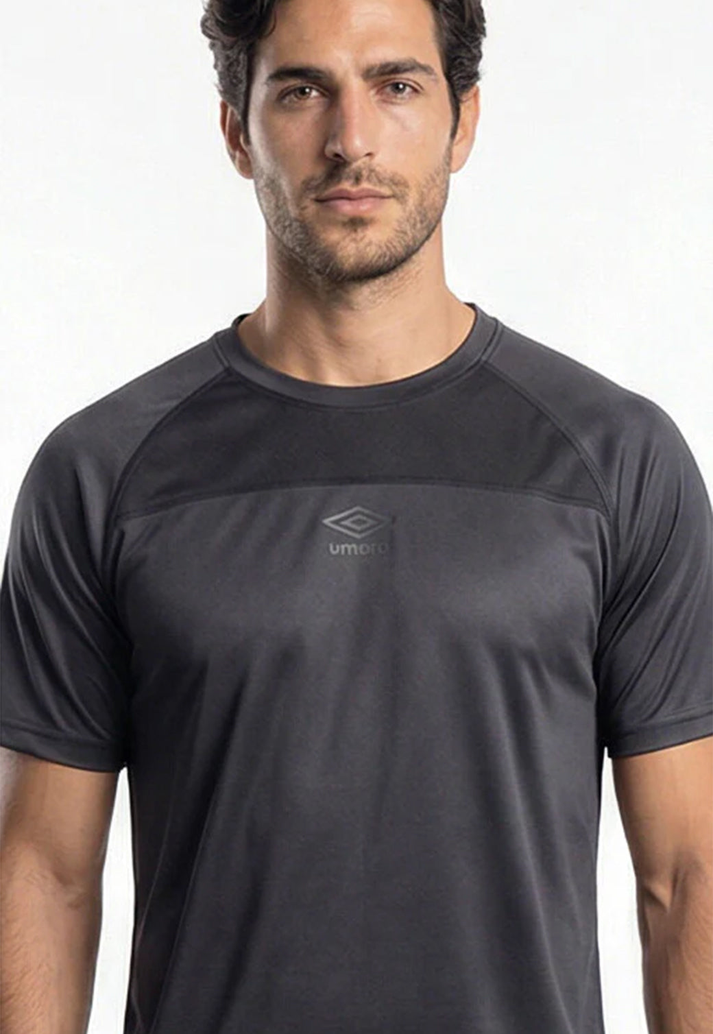 סט אימון UMBRO לגברים – טי שירט אפור כהה ומכנס קצר שחור