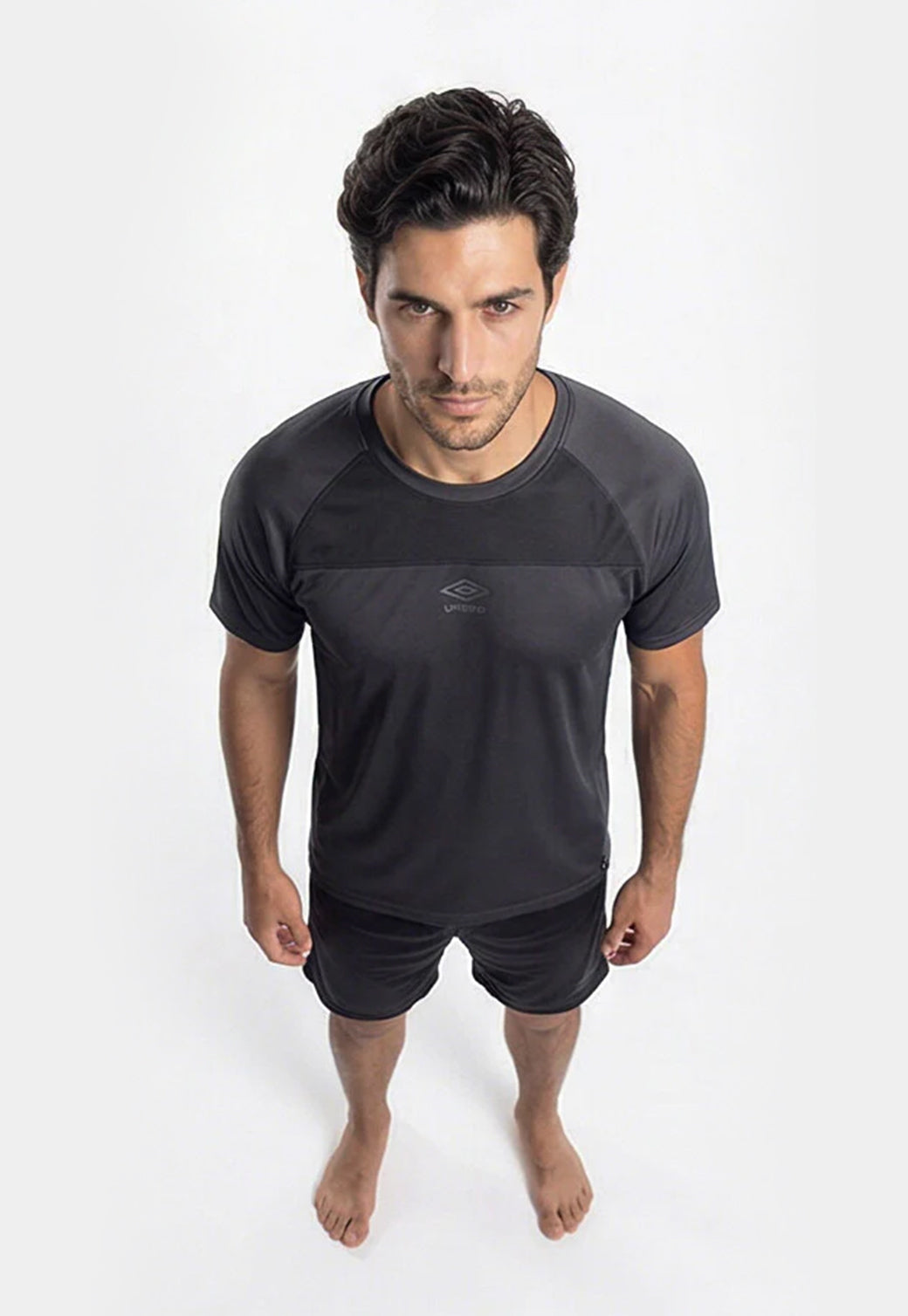 סט אימון UMBRO לגברים – טי שירט אפור כהה ומכנס קצר שחור