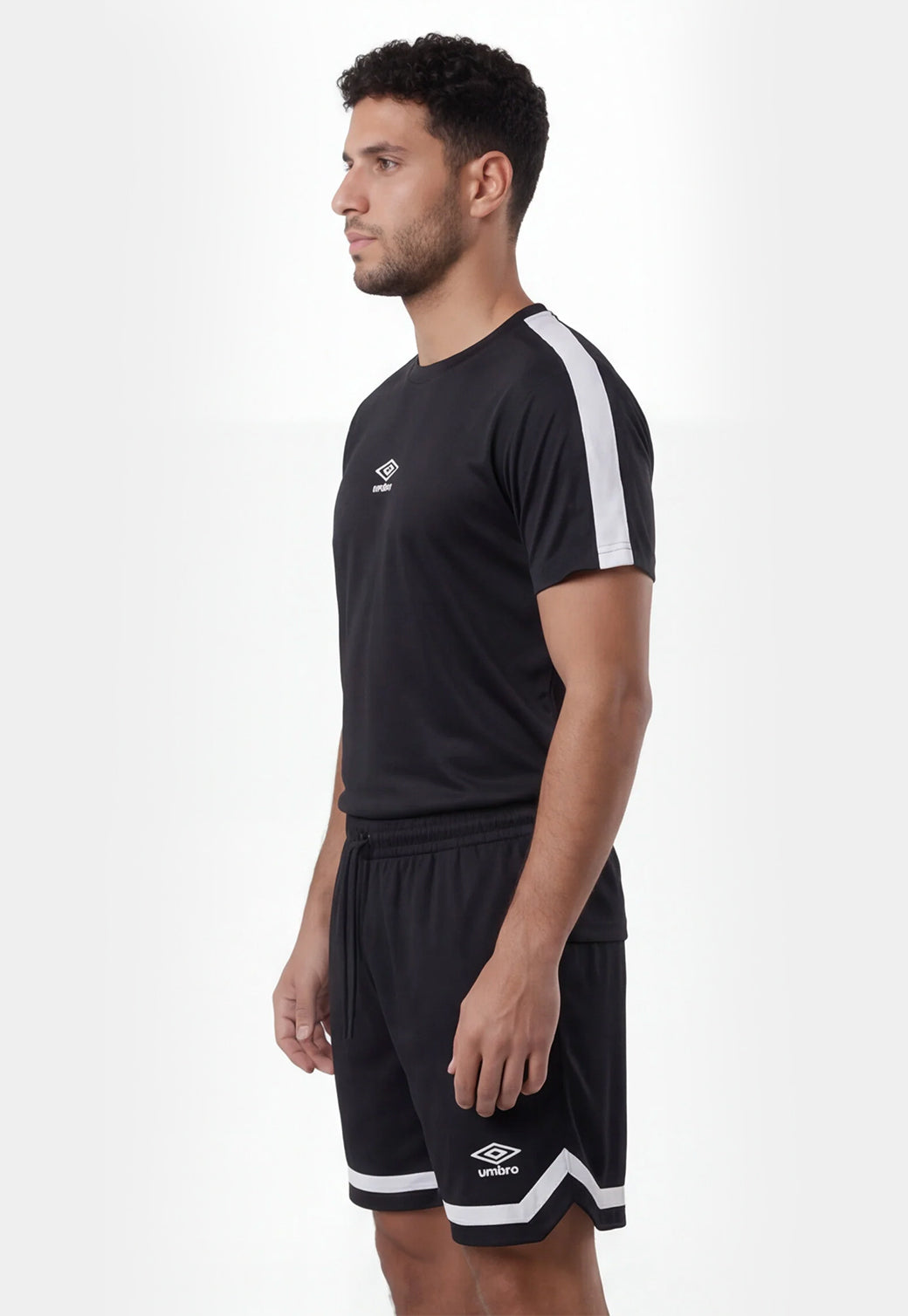 סט אימון UMBRO לגברים בצבע שחור – מכנס קצר עם עיטור לבן