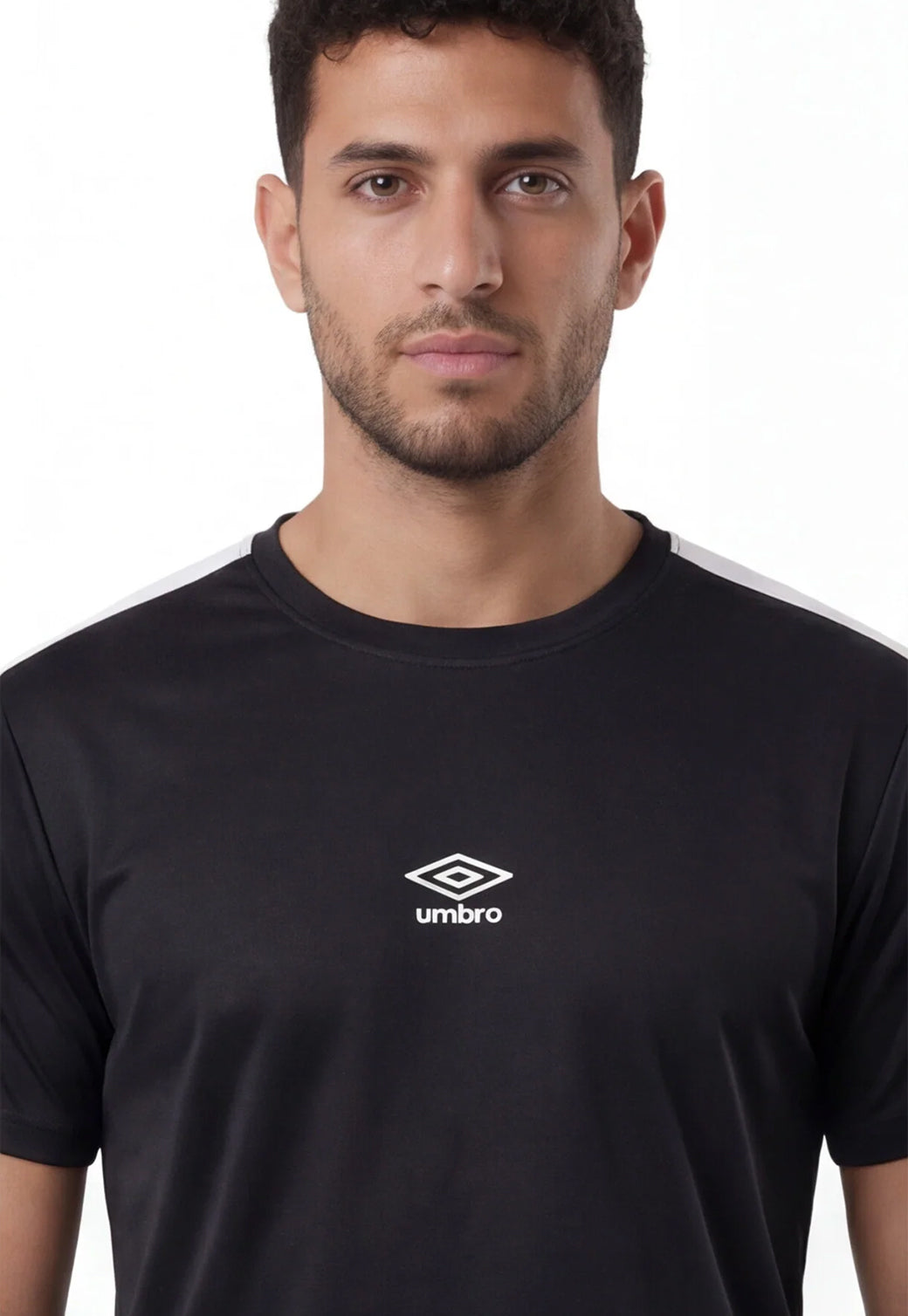 סט אימון UMBRO לגברים בצבע שחור – מכנס קצר עם עיטור לבן
