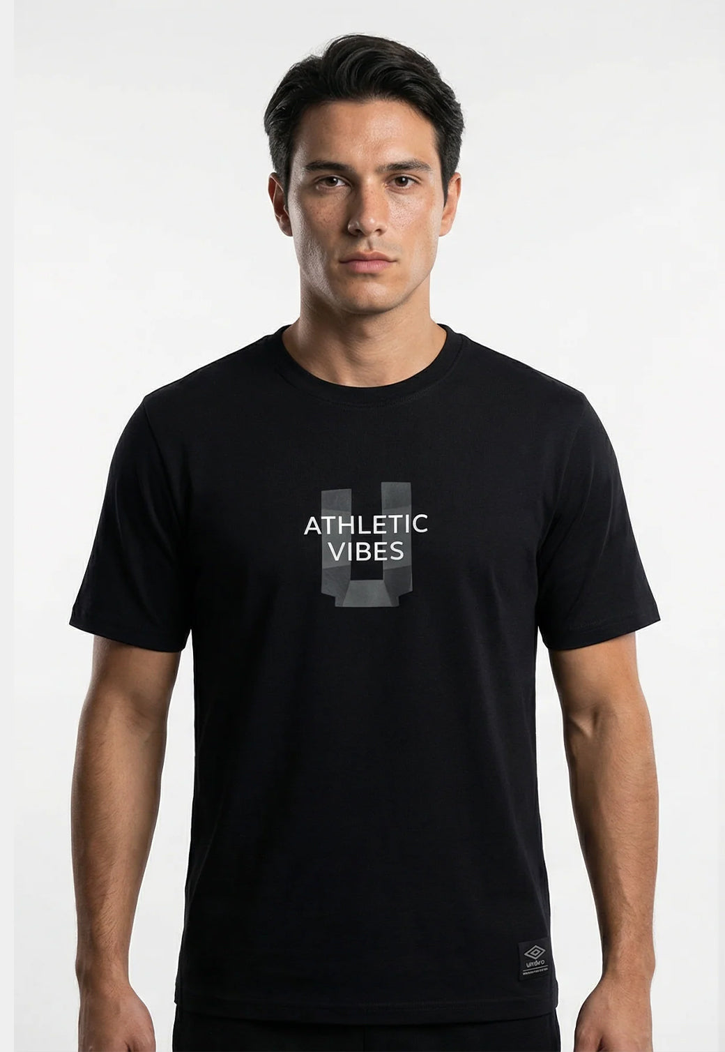 טי שירט UMBRO לגברים בצבע שחור עם הדפס Athletic Vibes