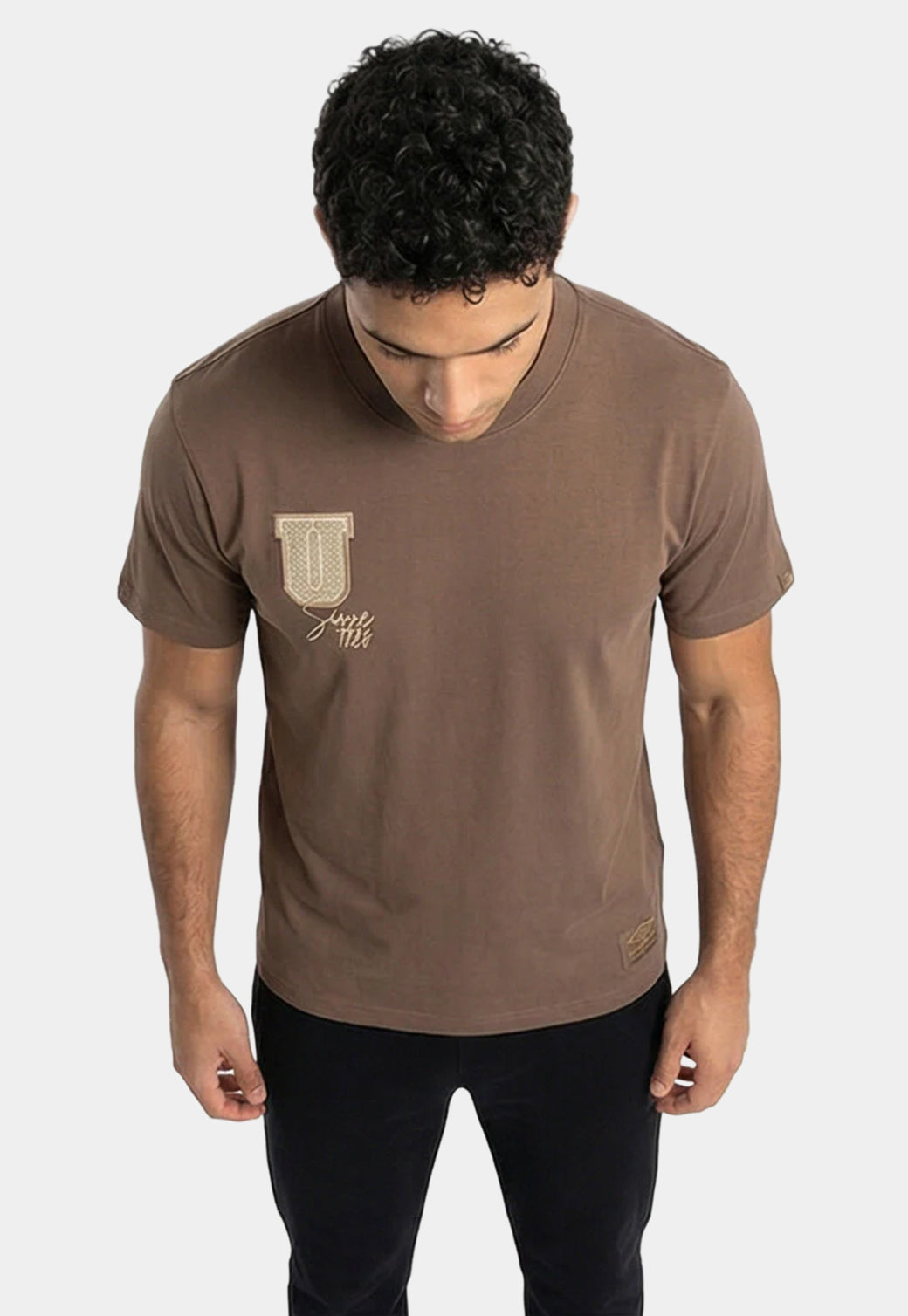טי שירט UMBRO לגברים בצבע מוקה עם הדפס לוגו תפוח בגב