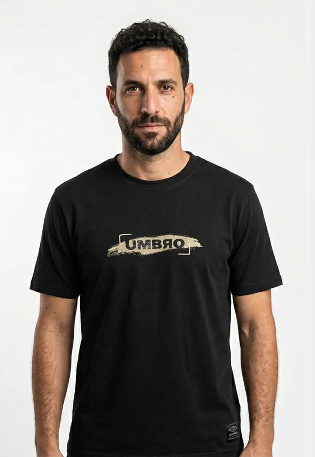 טי שירט UMBRO לגברים בצבע שחור עם הדפס לוגו במשיכת מכחול בז'