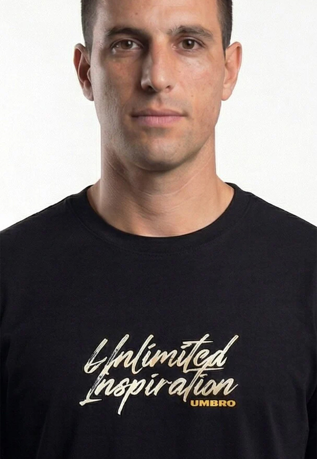 טי שירט UMBRO לגברים בצבע שחור עם הדפס Unlimited Inspiration