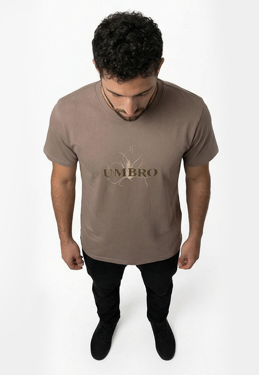 טי שירט UMBRO לגברים בצבע מוקה עם הדפס לוגו ואיור צמחי בגב