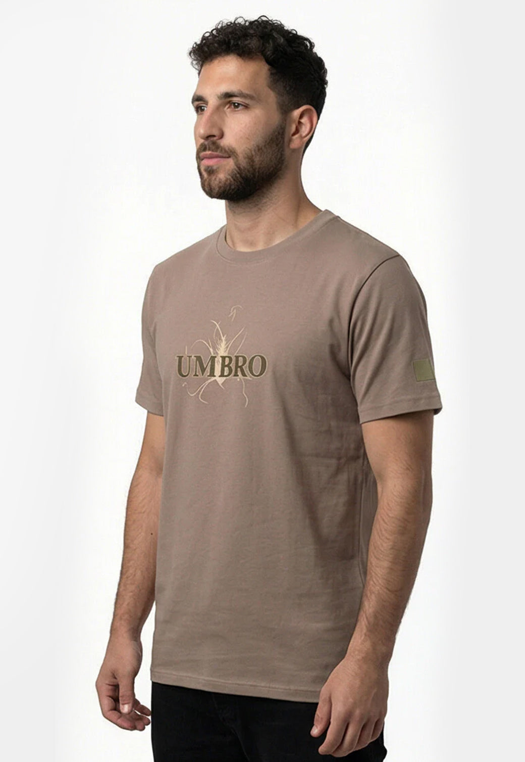 טי שירט UMBRO לגברים בצבע מוקה עם הדפס לוגו ואיור צמחי בגב