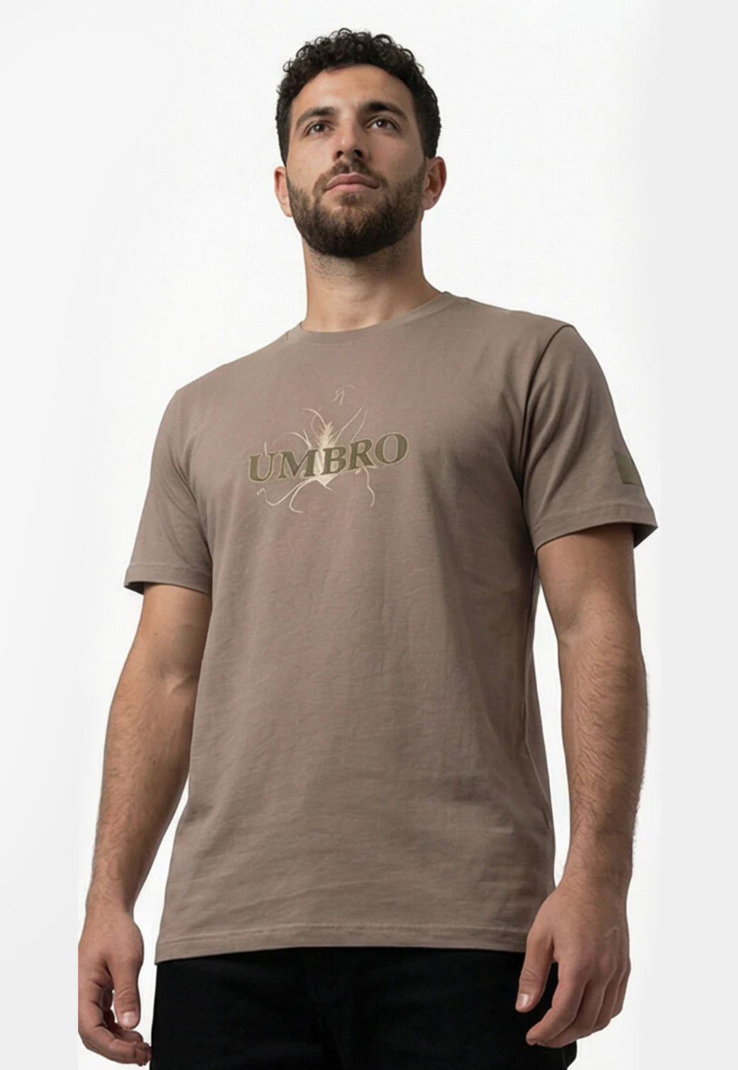 טי שירט UMBRO לגברים בצבע מוקה עם הדפס לוגו ואיור צמחי בגב