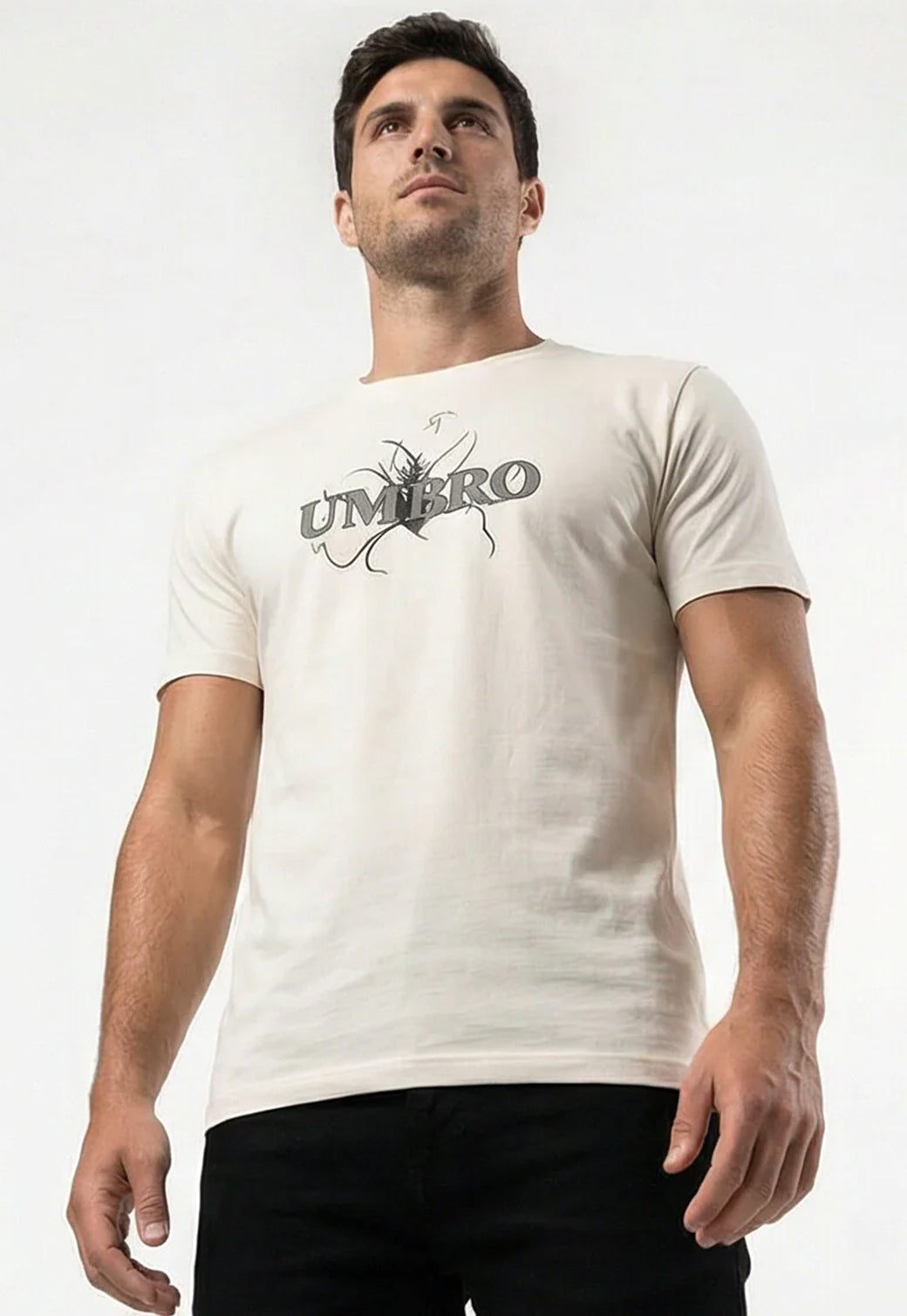 טי שירט UMBRO לגברים בצבע שמנת עם הדפס לוגו ואיור בגב