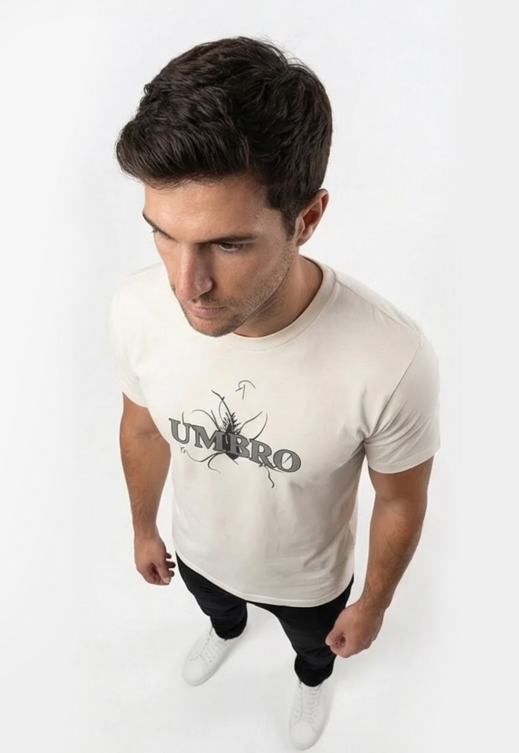 טי שירט UMBRO לגברים בצבע שמנת עם הדפס לוגו ואיור בגב
