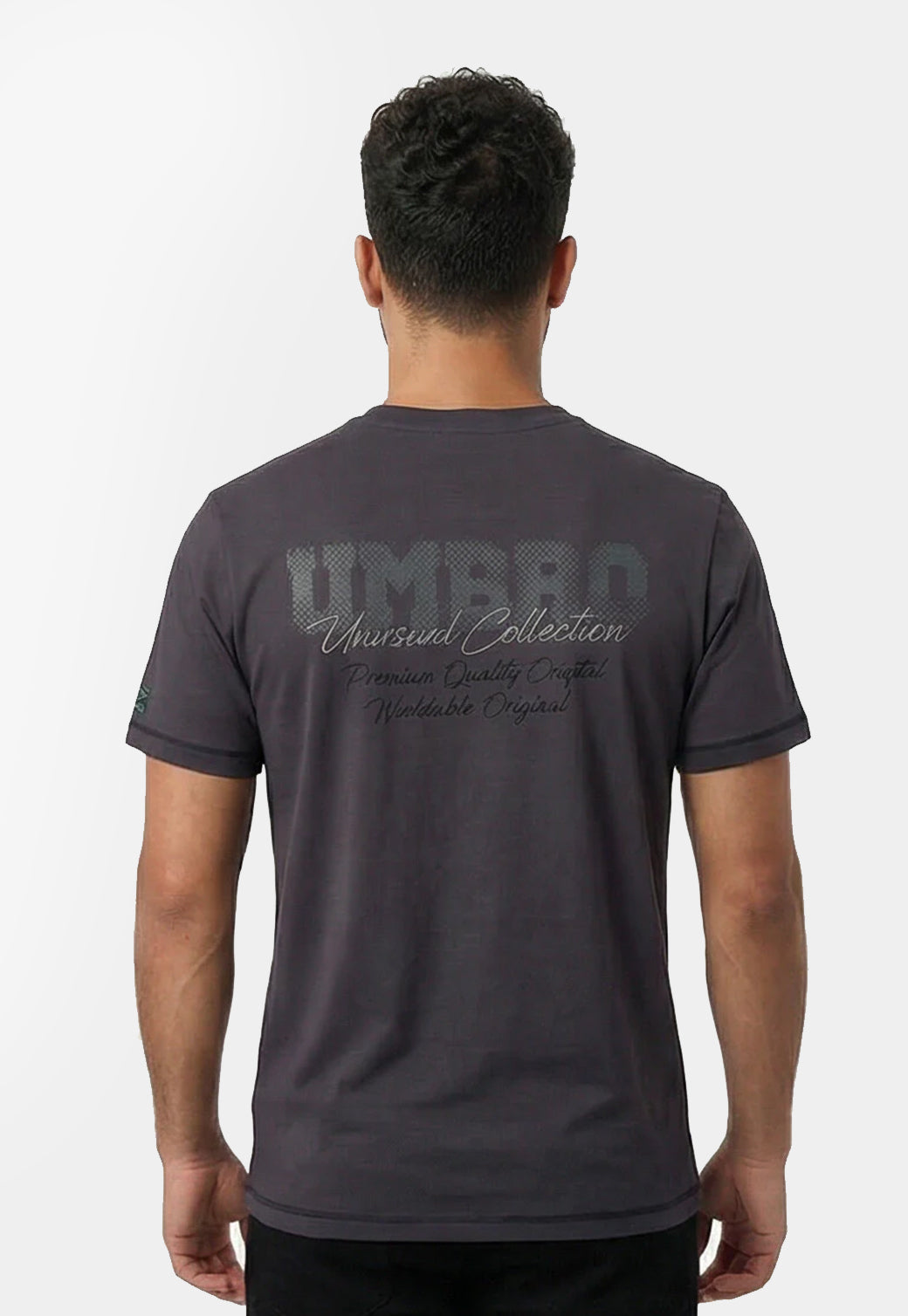 טי שירט UMBRO לגברים בצבע אפור כהה עם הדפס Unusual Collection בגב