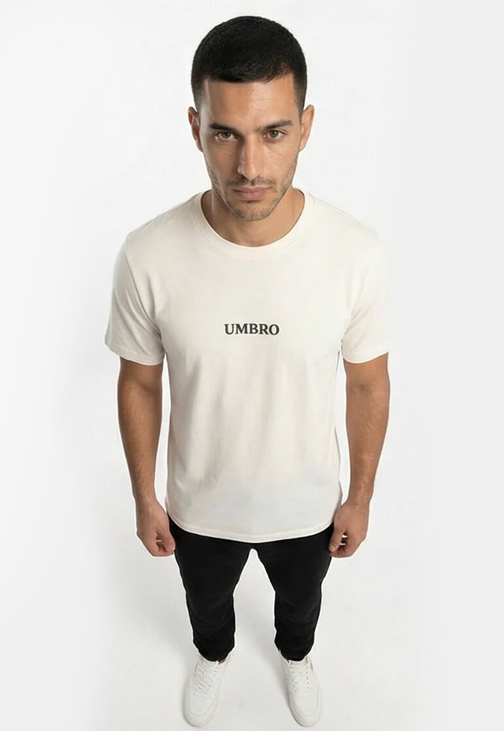 טי שירט UMBRO לגברים בצבע שמנת עם הדפס לוגו וטקסט בגב