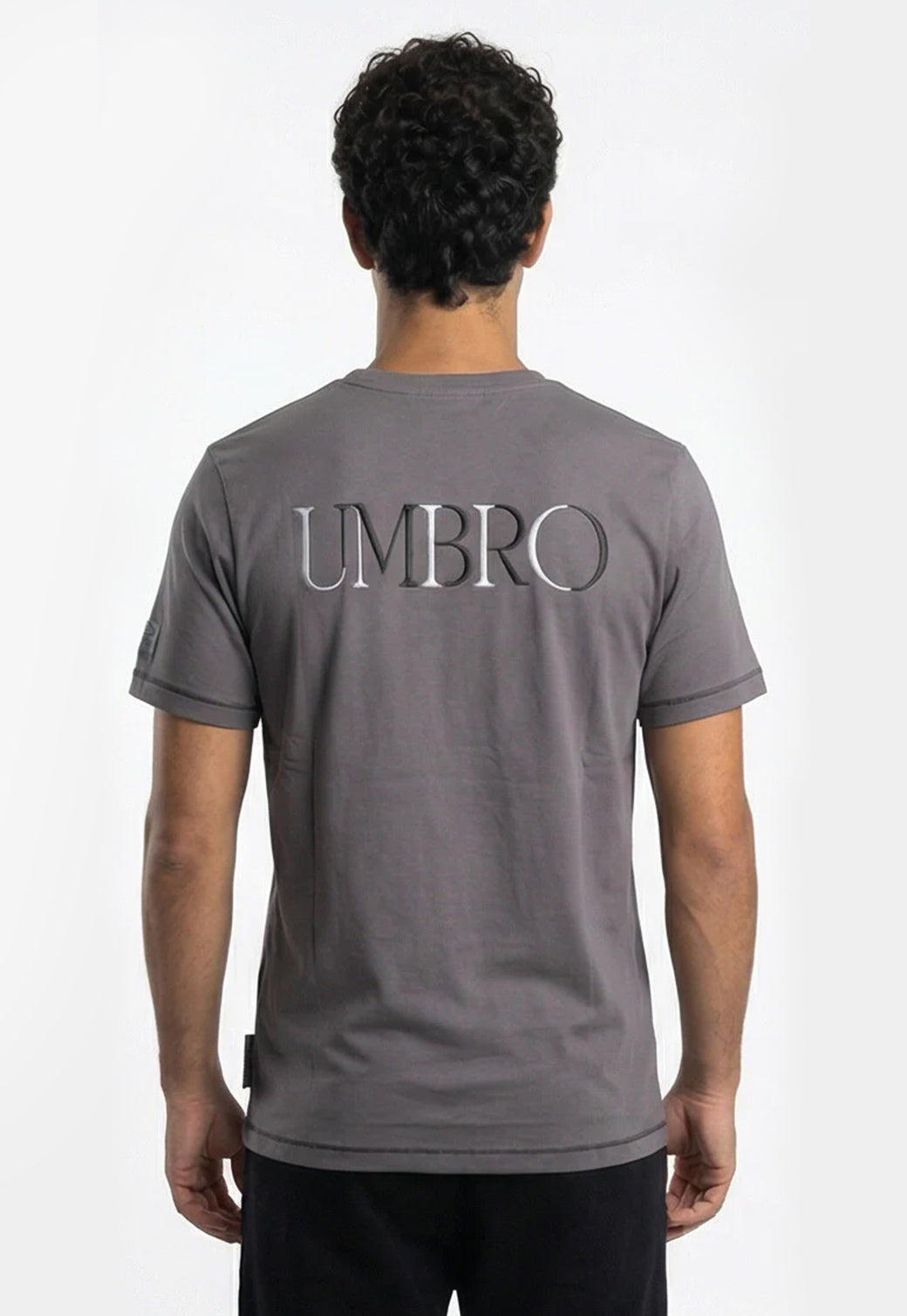 טי שירט UMBRO לגברים בצבע אפור כהה עם הדפס לוגו סריף בגב