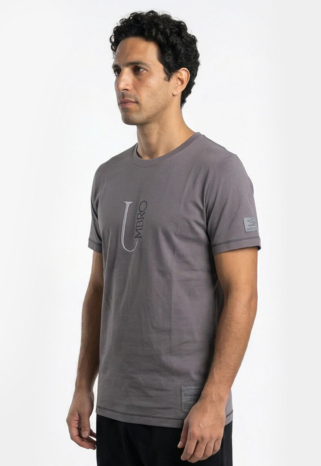 טי שירט UMBRO לגברים בצבע אפור כהה עם הדפס לוגו סריף בגב