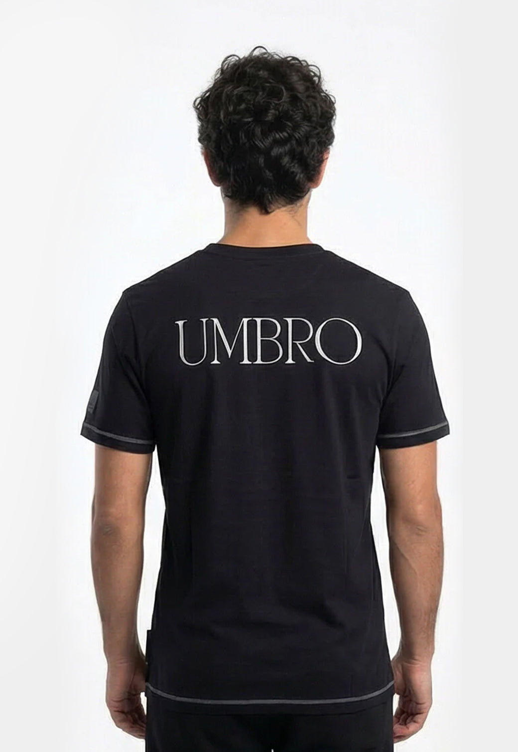 טי שירט UMBRO לגברים בצבע שחור עם הדפס לוגו סריף בגב