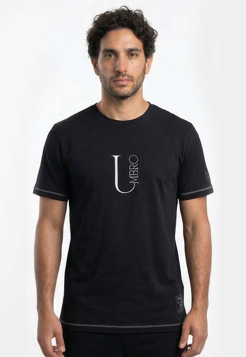 טי שירט UMBRO לגברים בצבע שחור עם הדפס לוגו סריף בגב