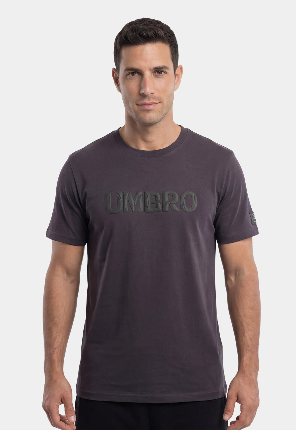 טי שירט UMBRO לגברים בצבע אפור כהה חלקה עם לוגו בשרוול