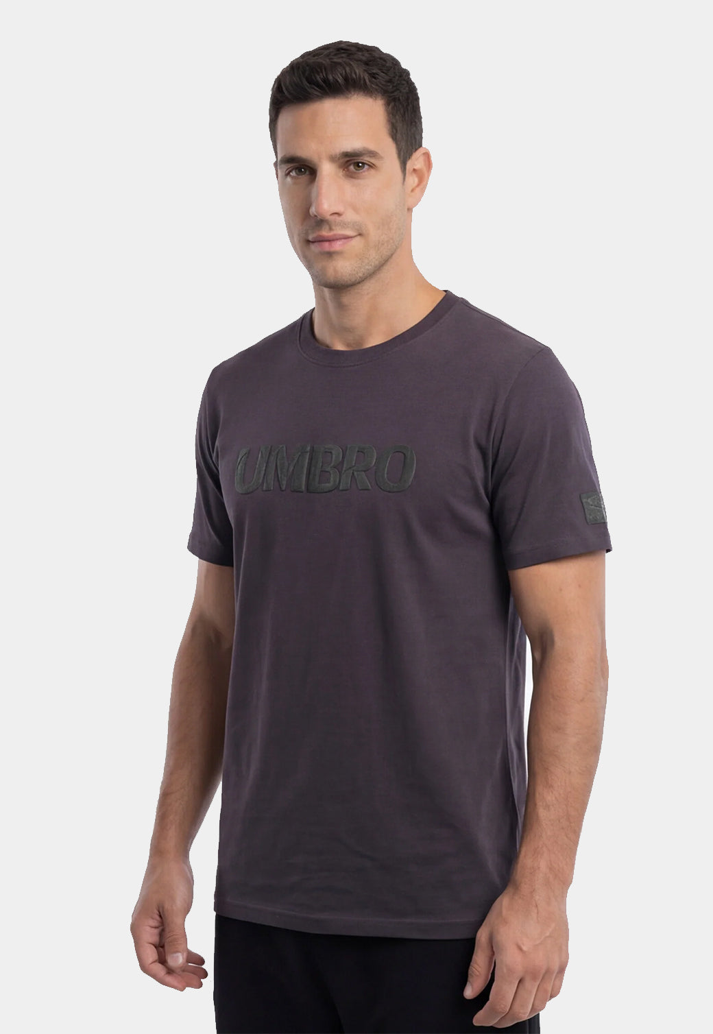 טי שירט UMBRO לגברים בצבע אפור כהה חלקה עם לוגו בשרוול