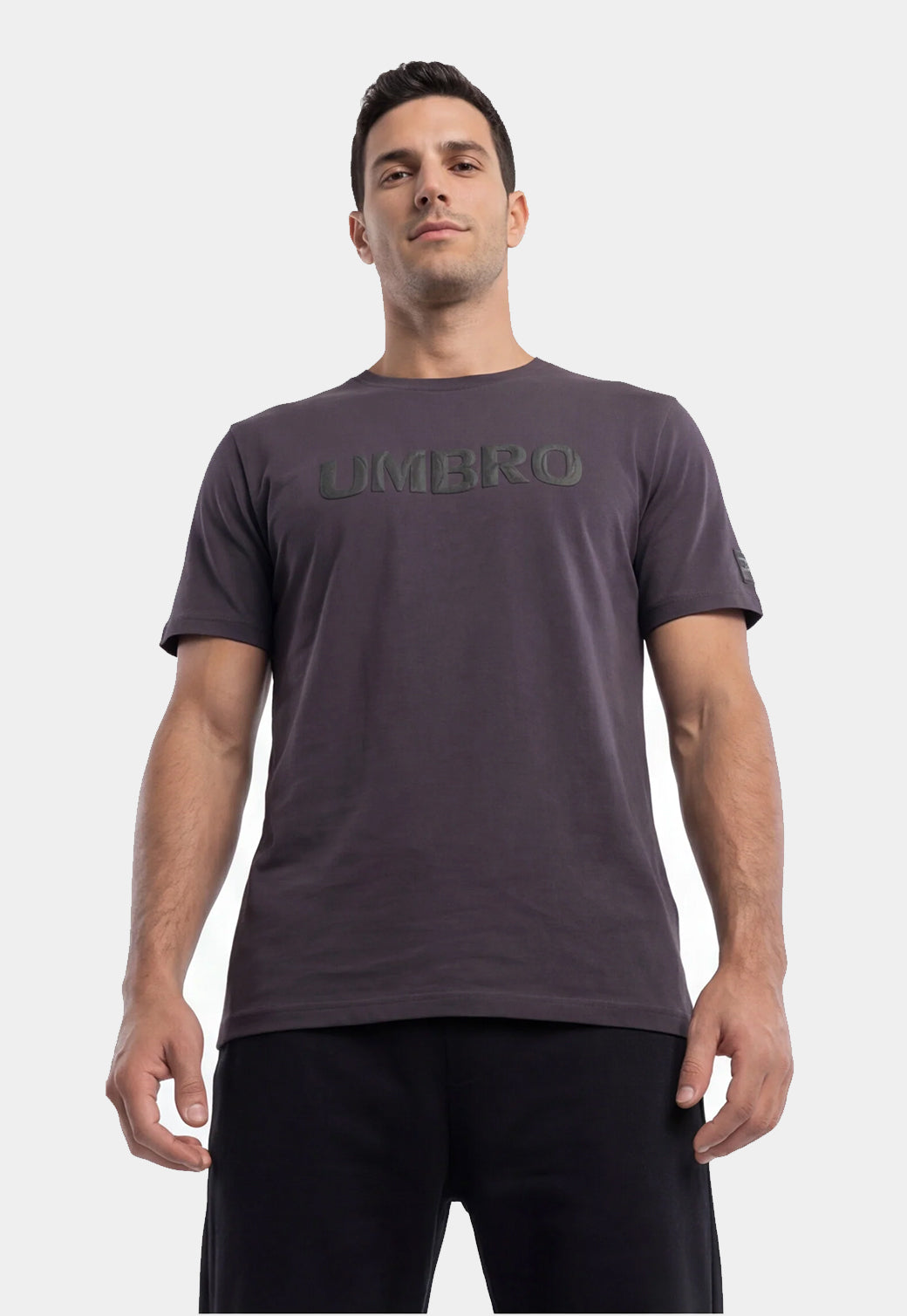 טי שירט UMBRO לגברים בצבע אפור כהה חלקה עם לוגו בשרוול