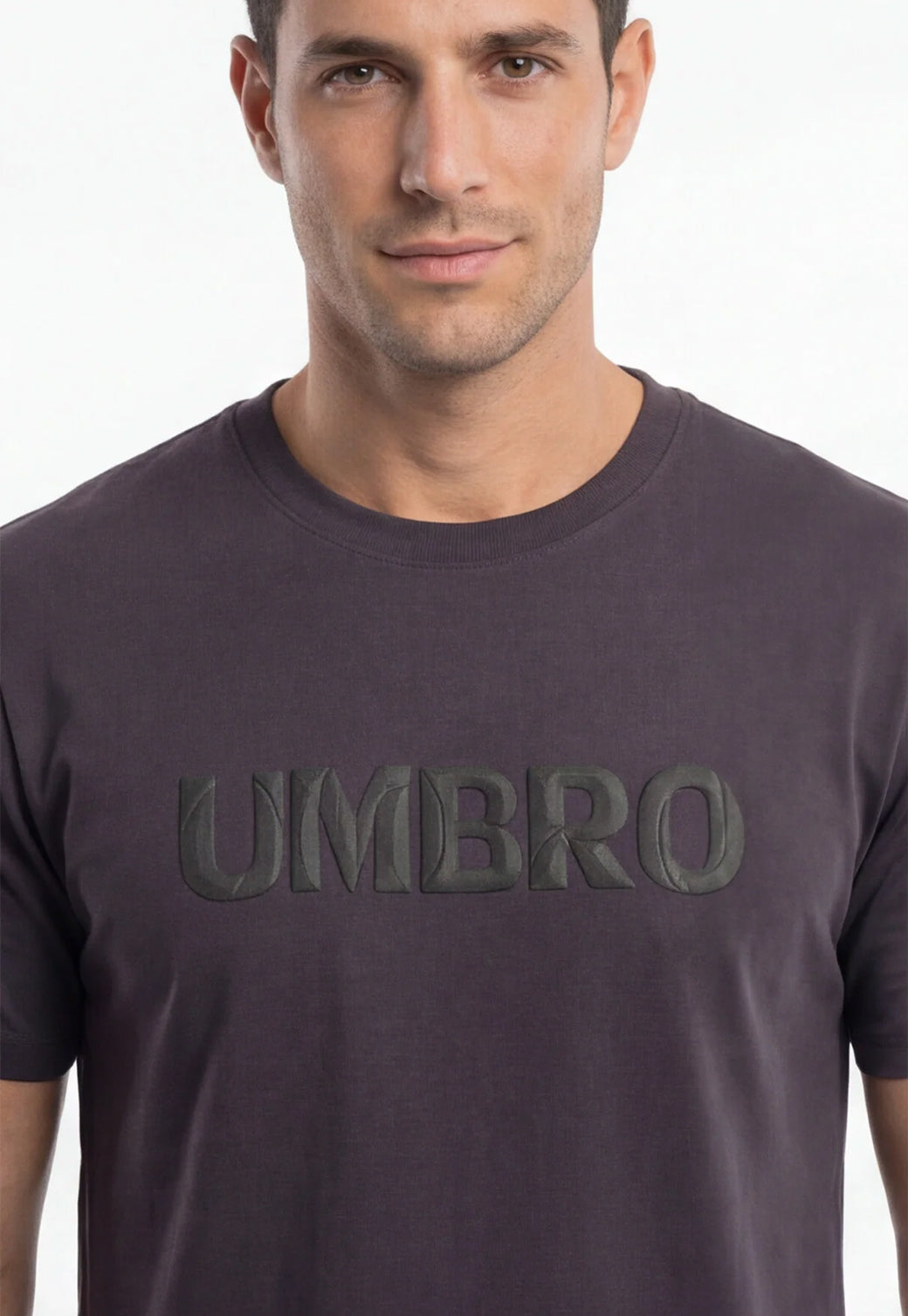 טי שירט UMBRO לגברים בצבע אפור כהה חלקה עם לוגו בשרוול