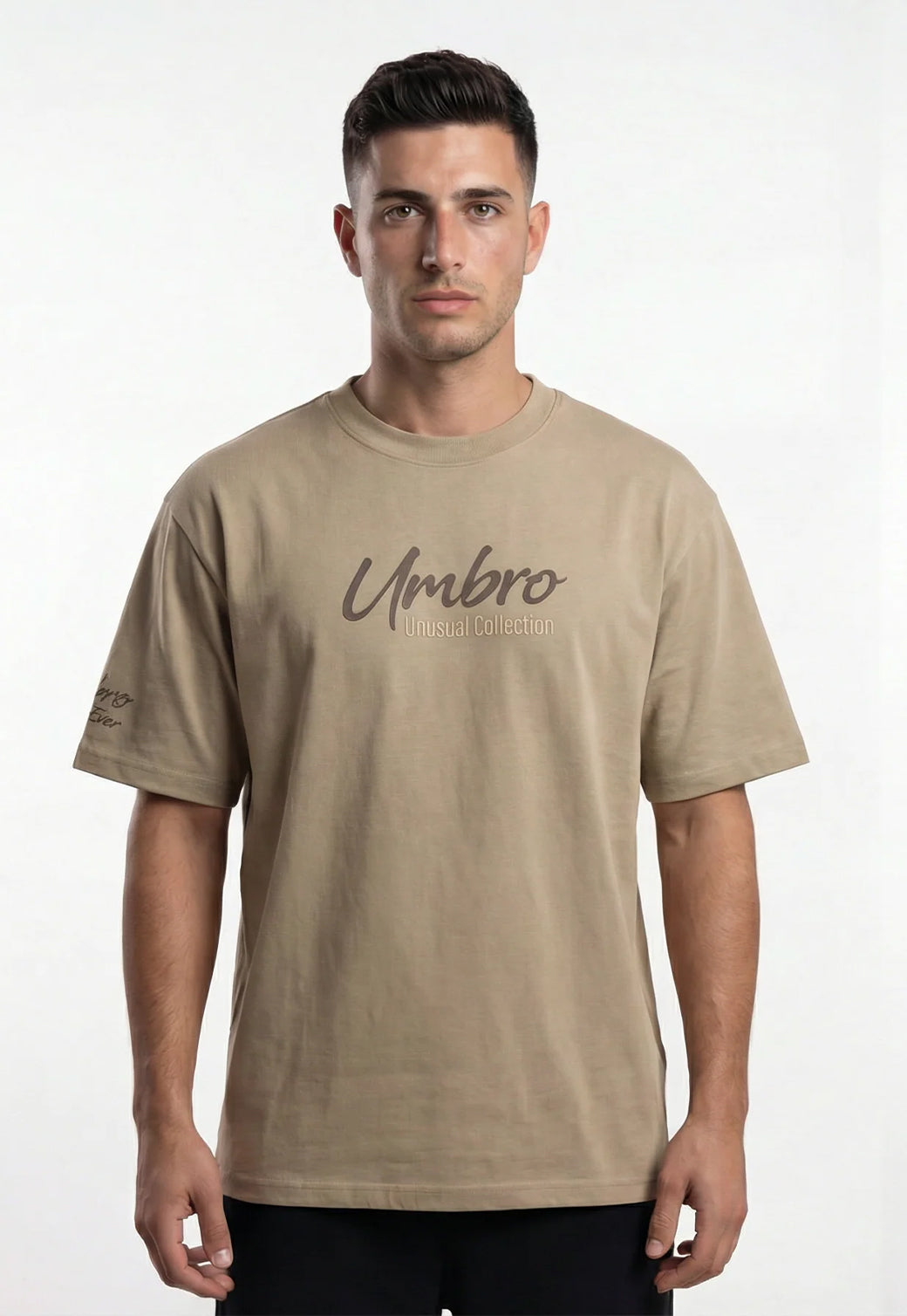 טי שירט אוברסייז UMBRO לגברים בצבע בז' עם לוגו כתב בחזה