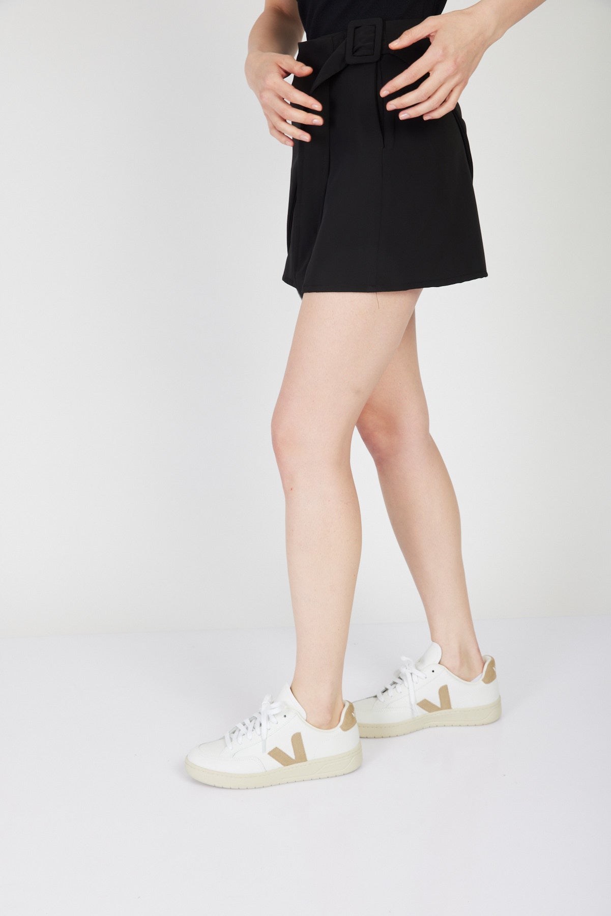 חצאית מיני אייר בצבע שחור