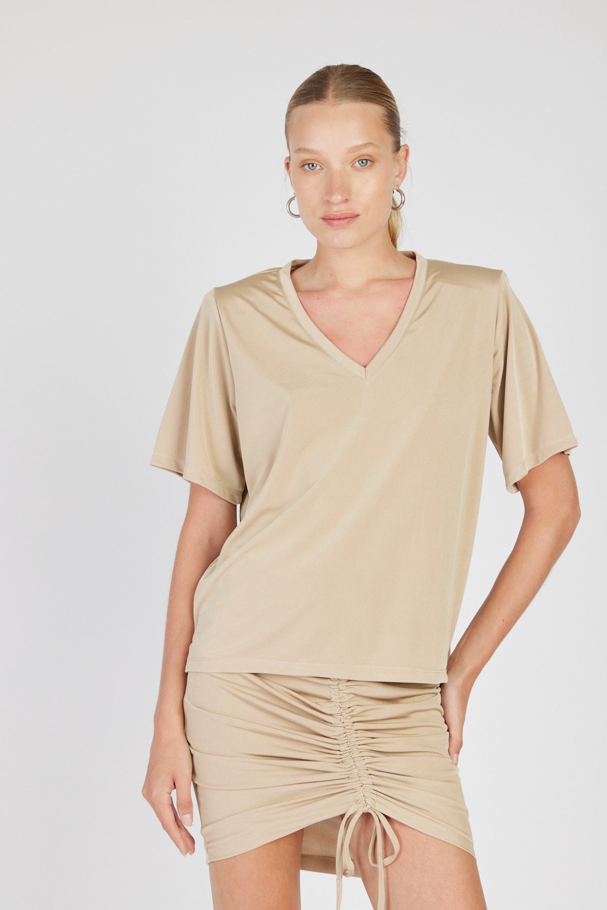 חצאית עם כיווצים אטה בצבע בז'