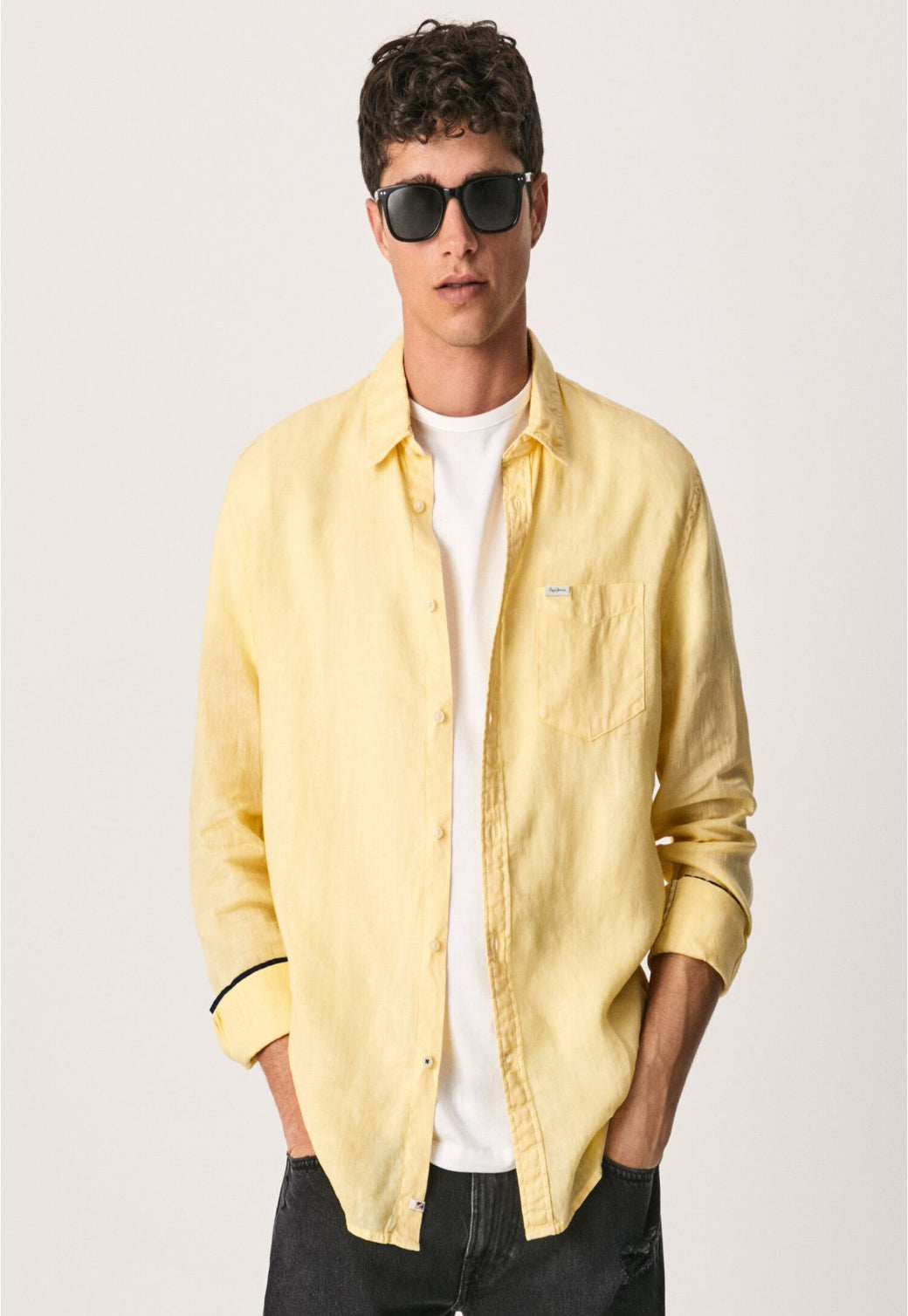 חולצת כפתורים צהובה לגברים מבית Pepe Jeans – בד קליל וגזרה קלאסית

