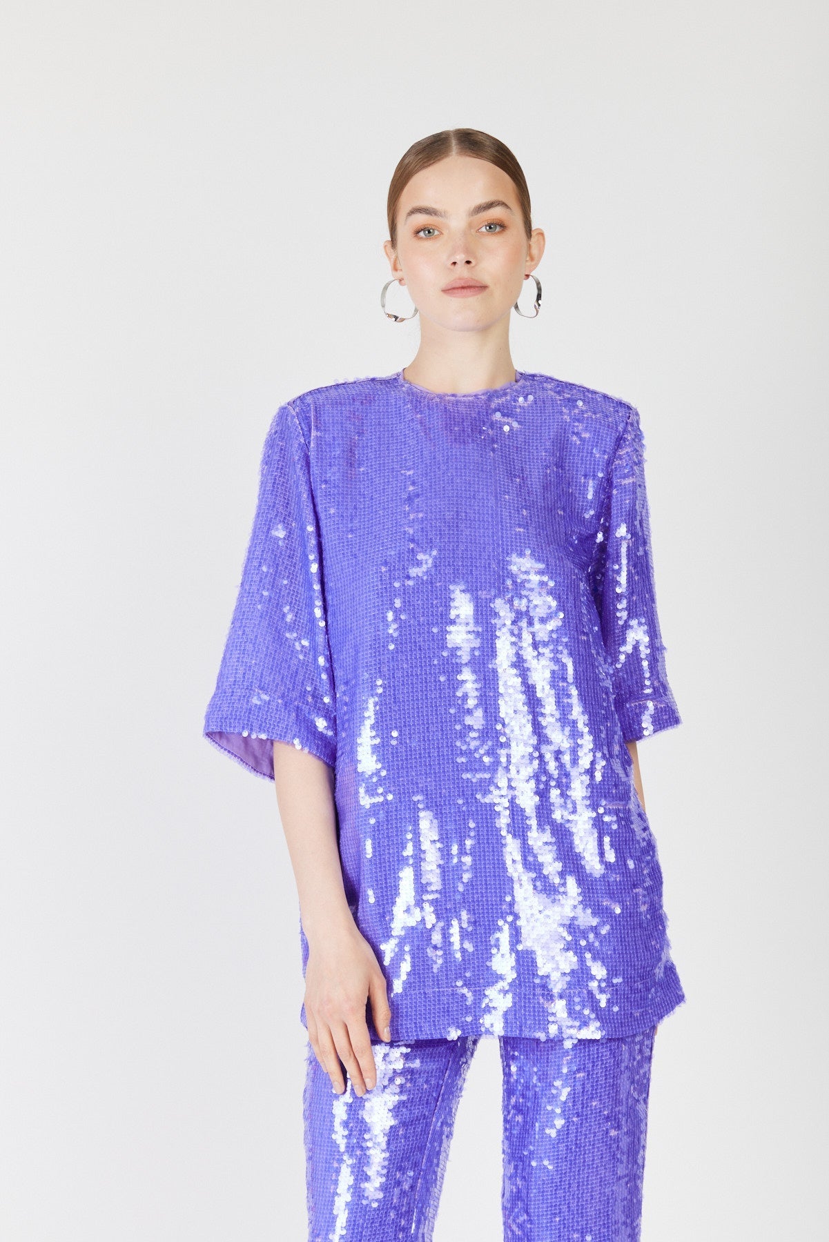 טי שירט אוברסייז טילדה בצבע סגול פאייטים