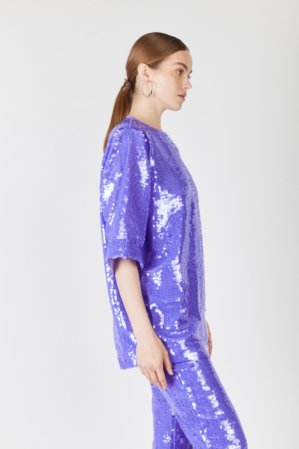 טי שירט אוברסייז טילדה בצבע סגול פאייטים