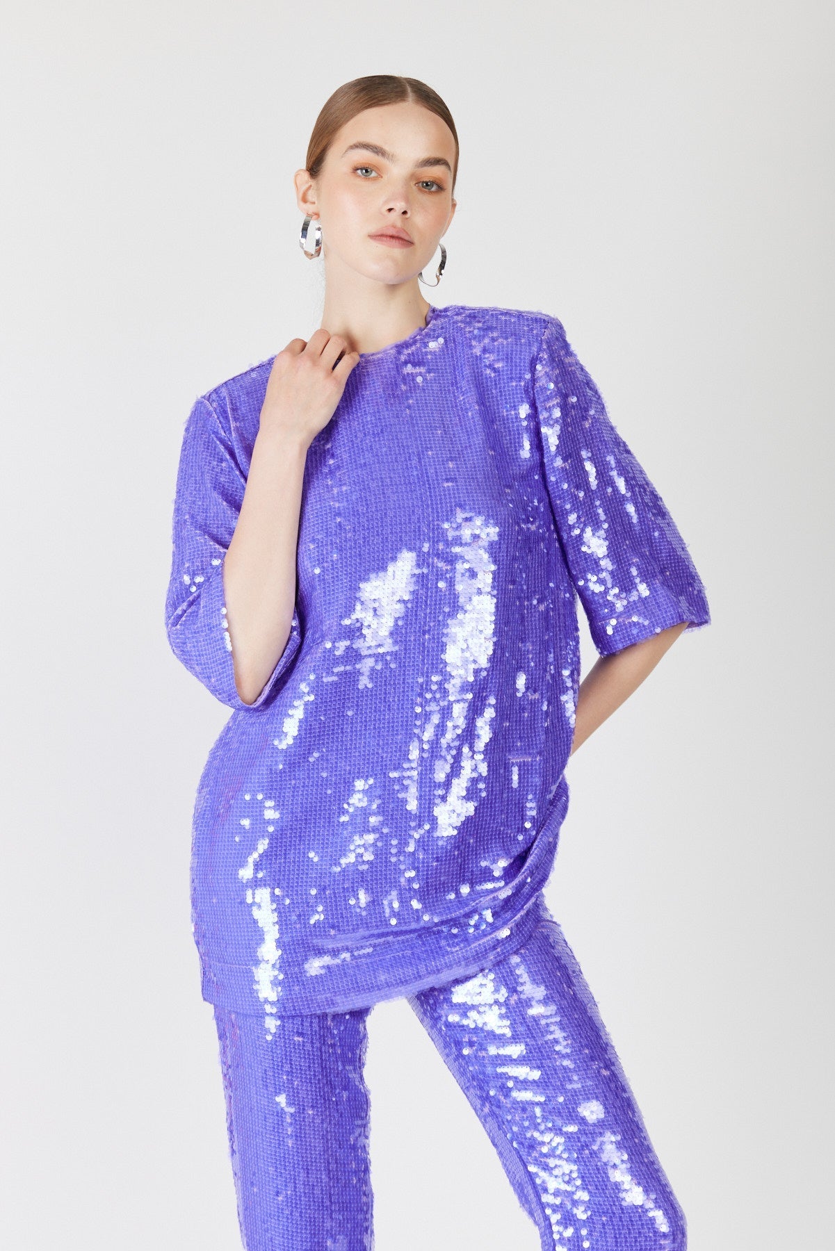 טי שירט אוברסייז טילדה בצבע סגול פאייטים