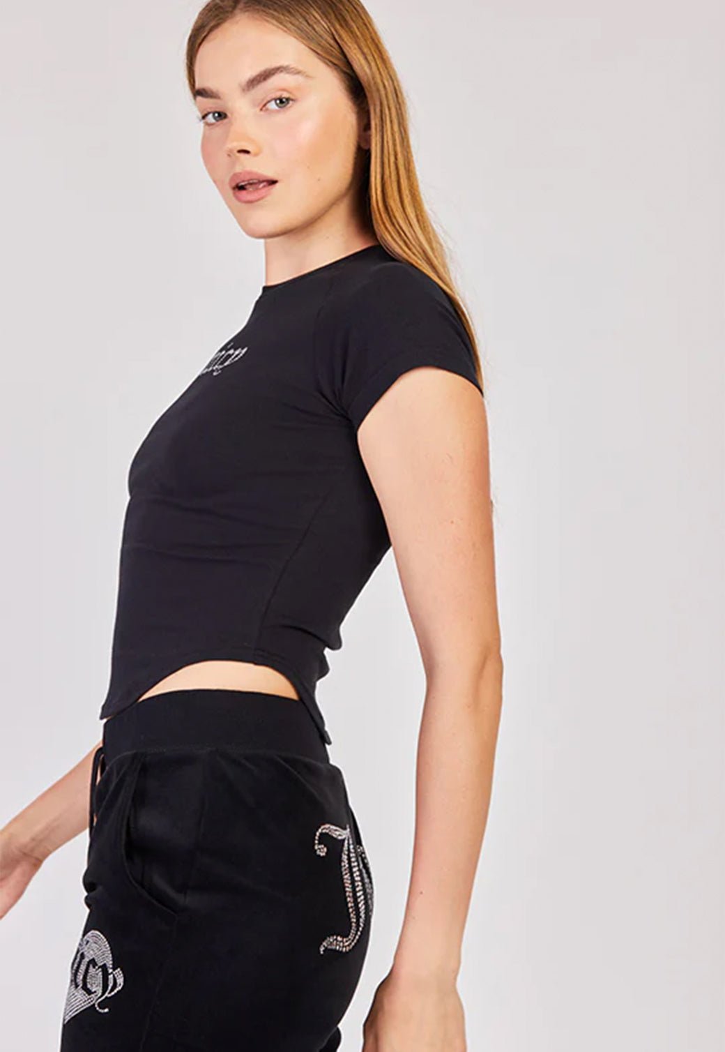 טי שירט קצרה Circle Hem בצבע שחור - Juicy Couture