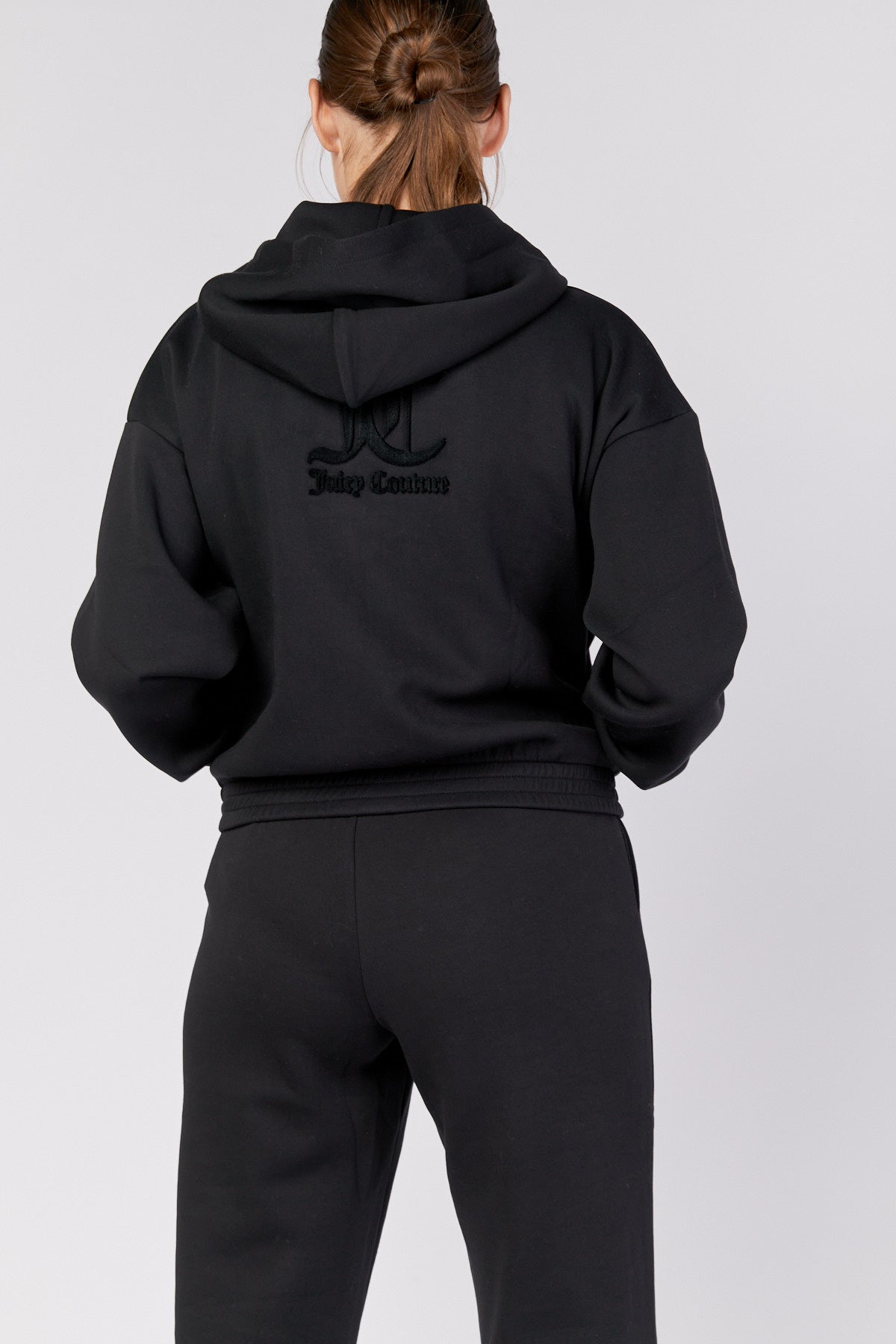 קפוצ'ון Neoprene Juicy Couture לנשים בצבע שחור עם כיסי קנגרו מרוכסנים