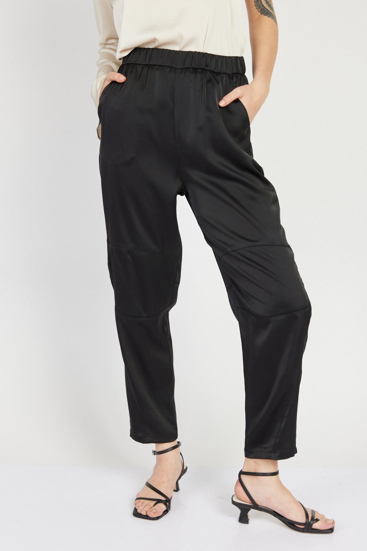 מכנסי רוק בצבע שחור