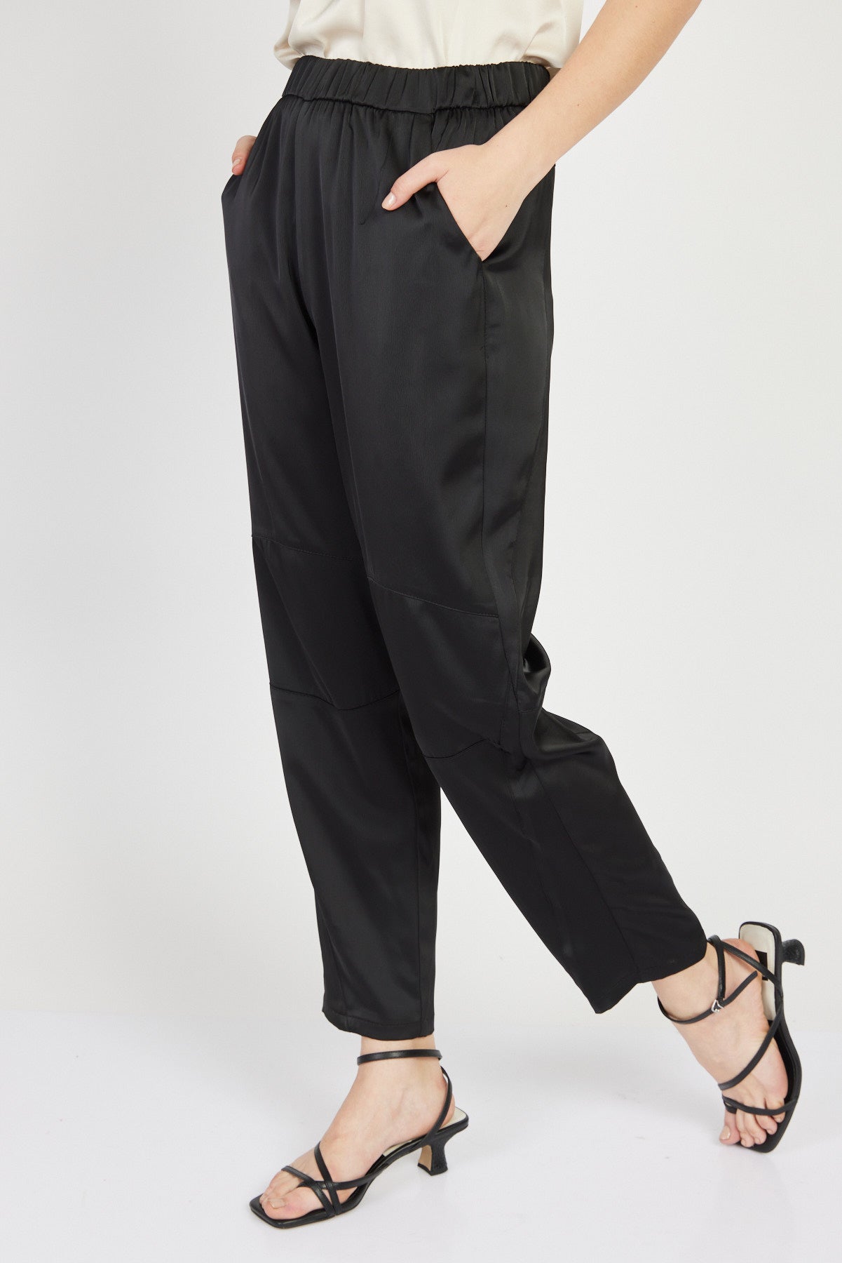 מכנסי רוק בצבע שחור