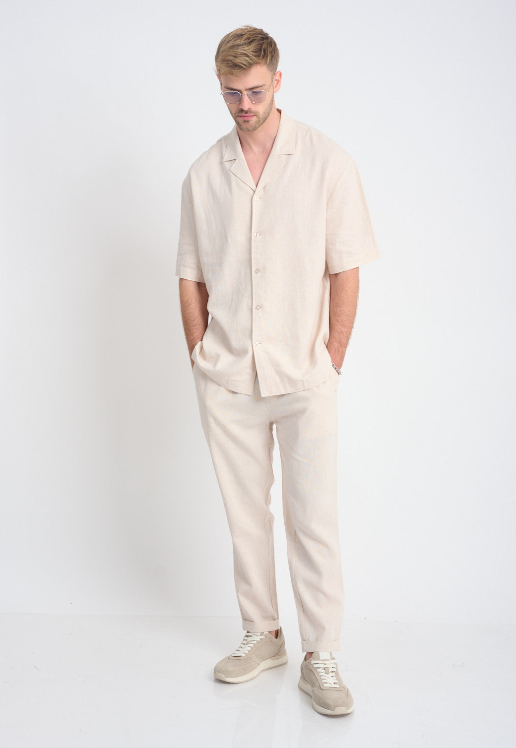 מכנסיים לגברים בצבע בז’