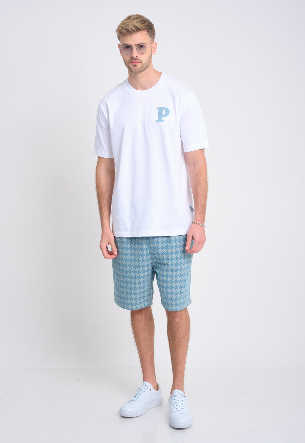חולצת טי Pepe Jeans לגברים בצבע לבן עם רקמת אות P בחזה