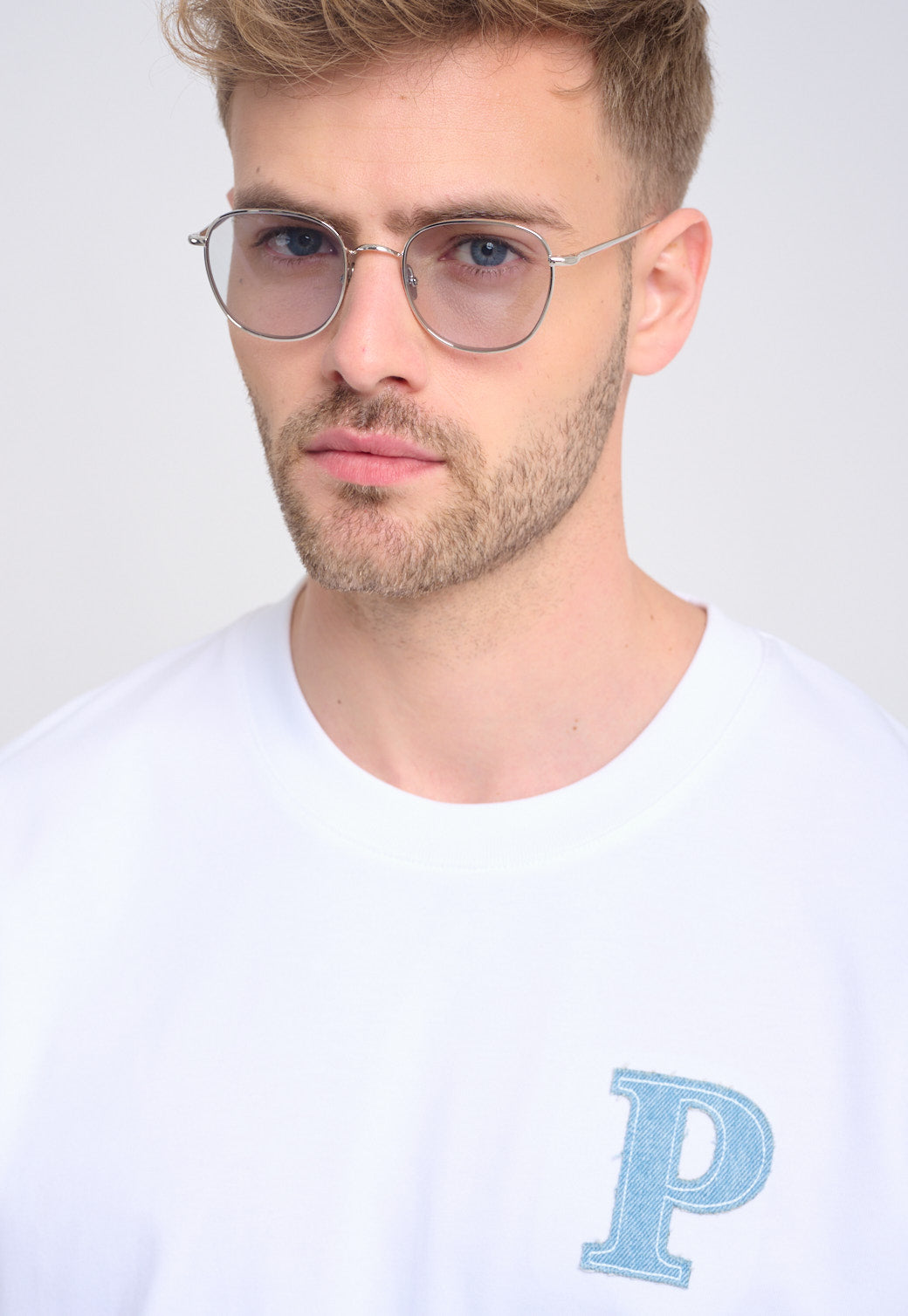 חולצת טי Pepe Jeans לגברים בצבע לבן עם רקמת אות P בחזה