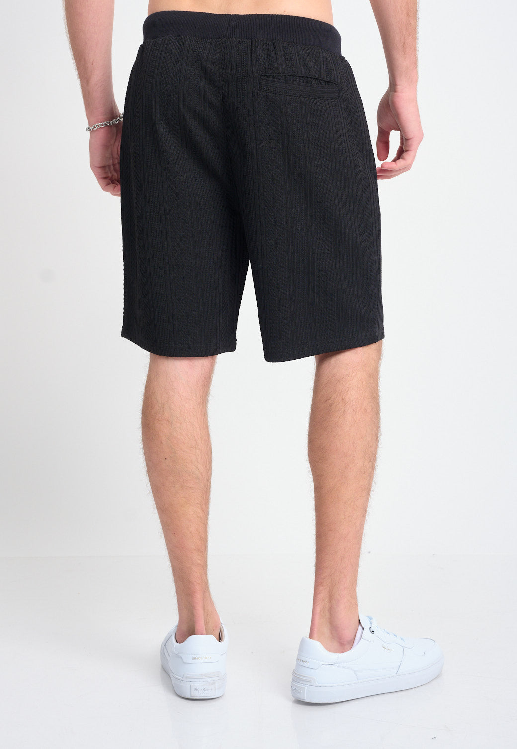 מכנסיים קצרים לגברים בצבע שחור