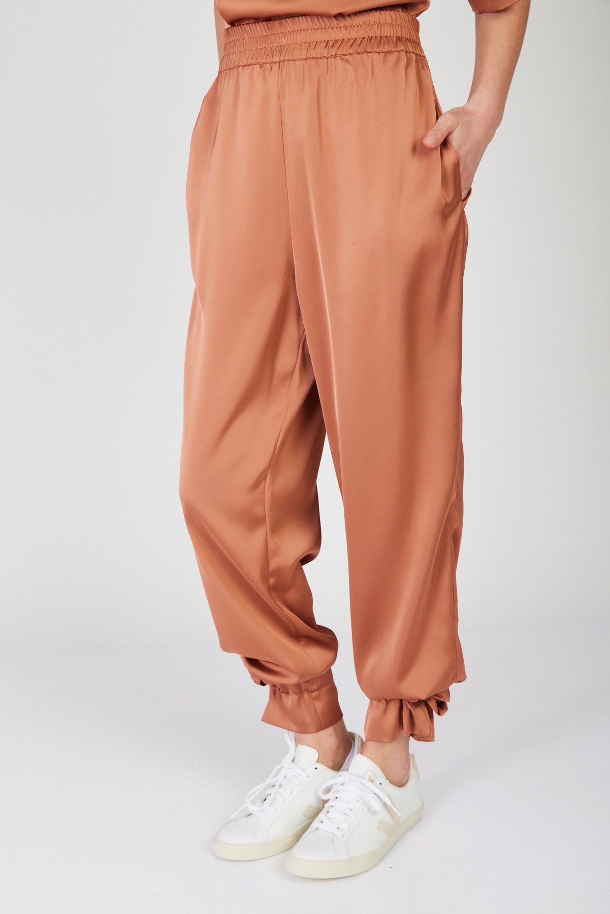 מכנסי סאטן טורנטו בצבע חמרה