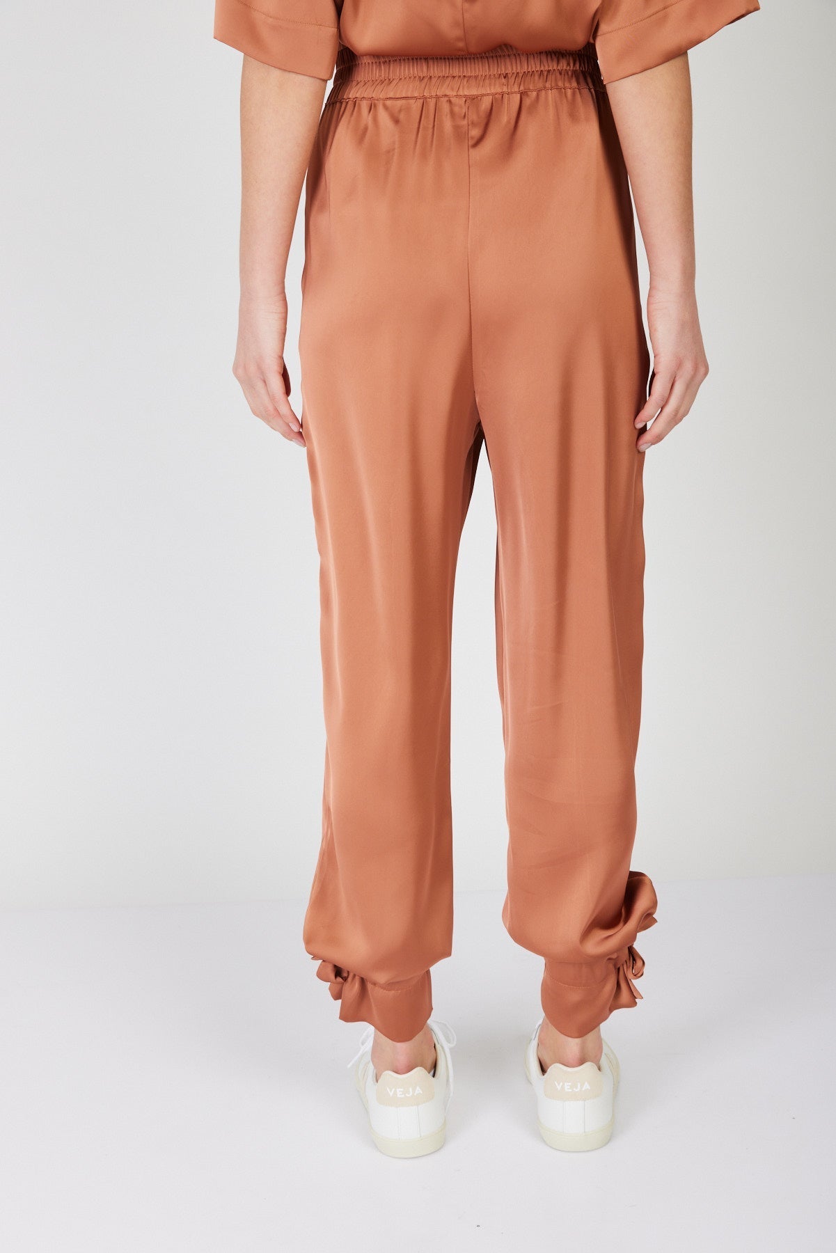 מכנסי סאטן טורנטו בצבע חמרה