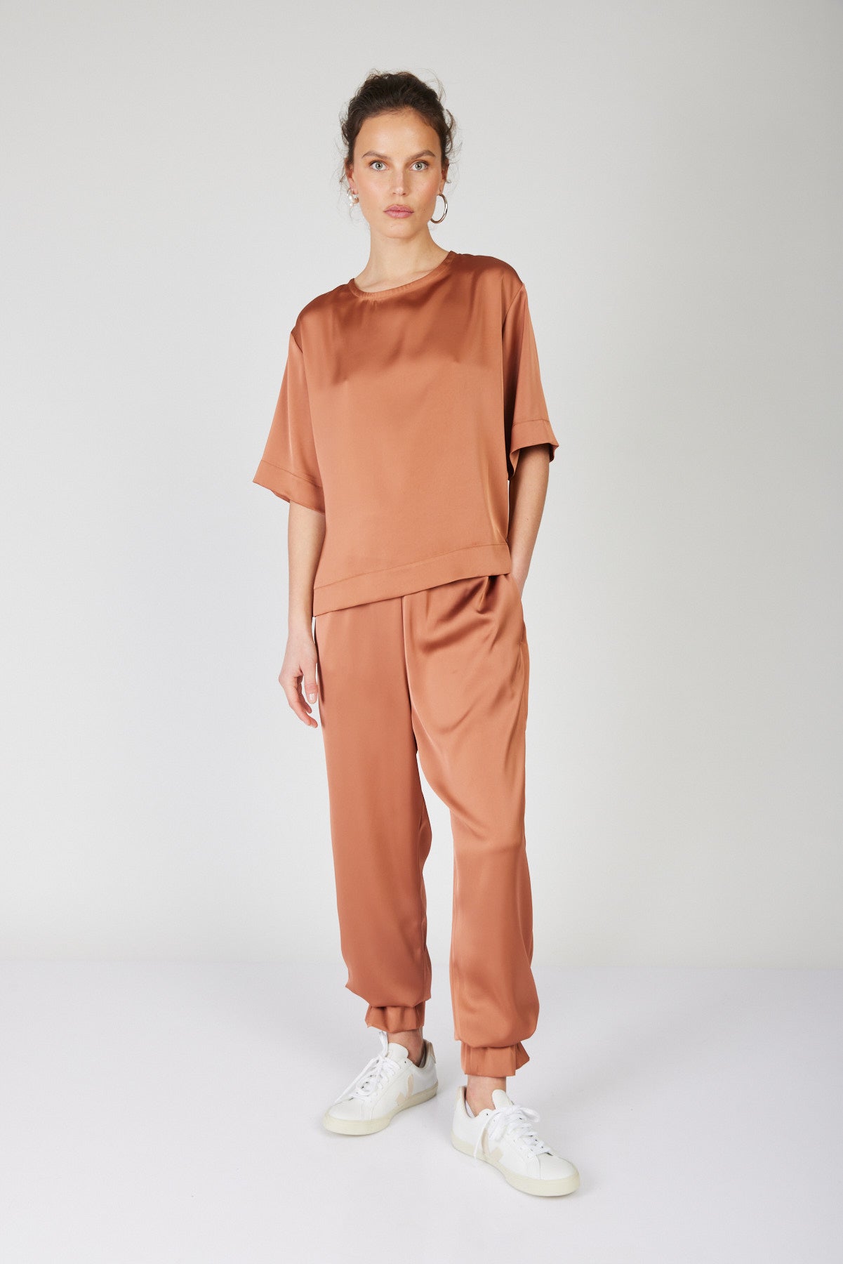 מכנסי סאטן טורנטו בצבע חמרה