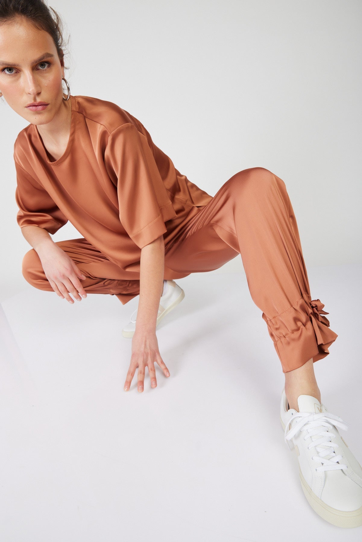 מכנסי סאטן טורנטו בצבע חמרה