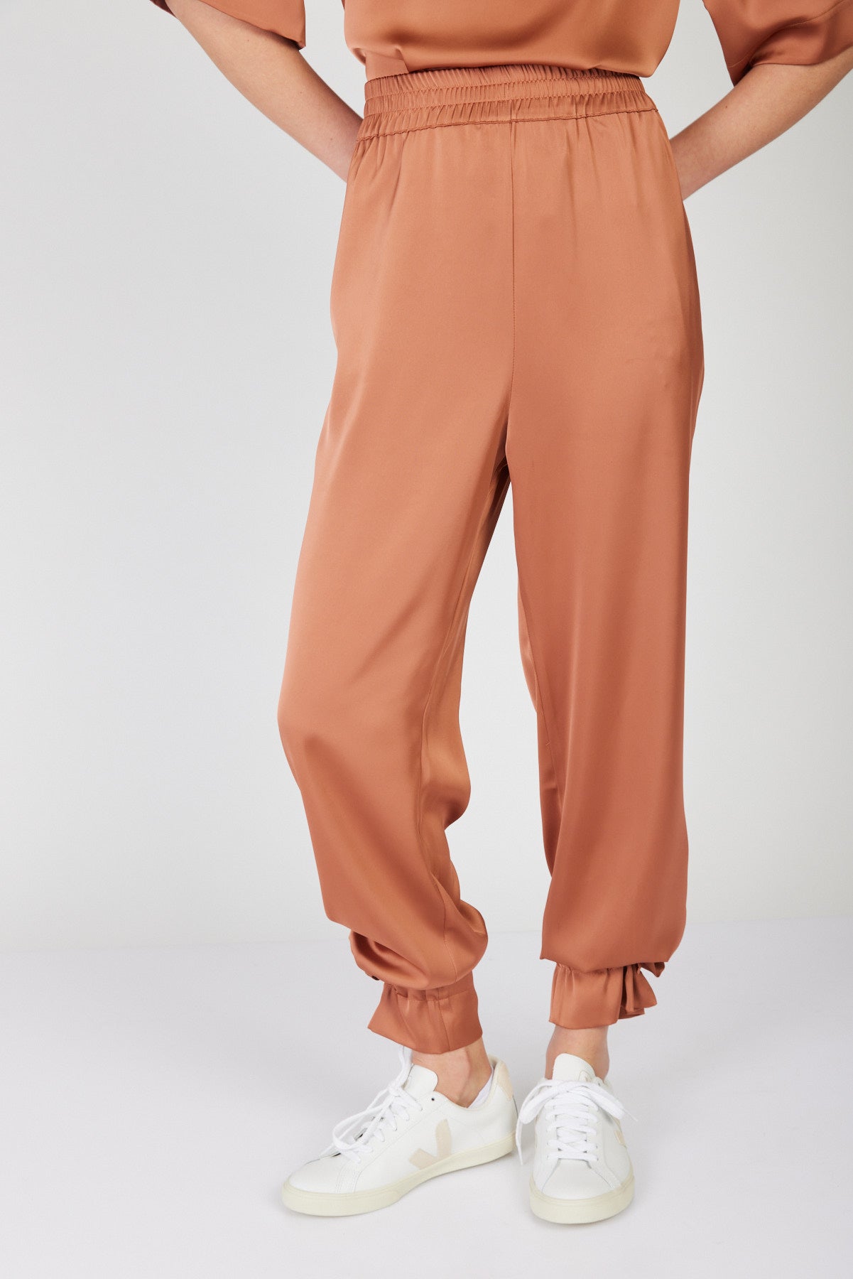 מכנסי סאטן טורנטו בצבע חמרה