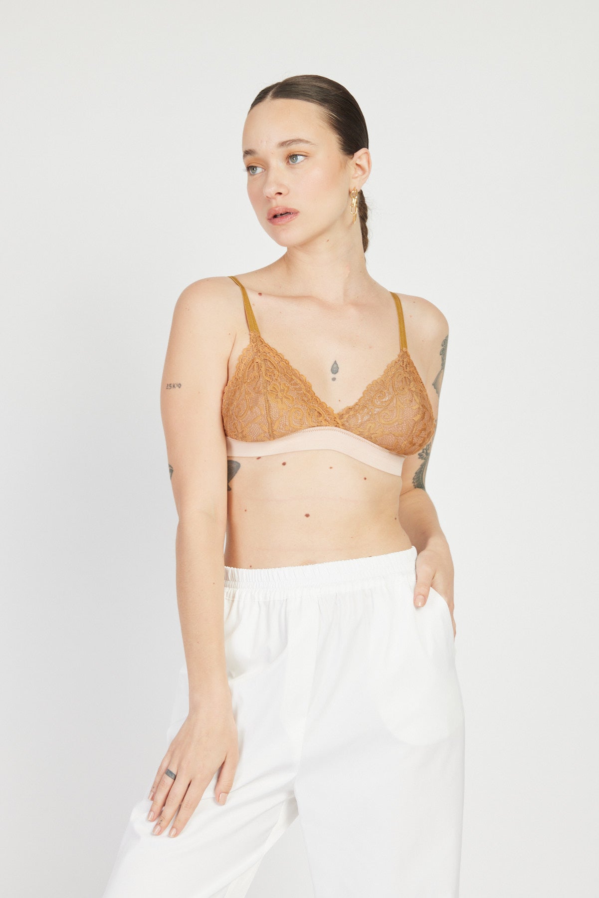 טופ משלושים בעיטור תחרה בצבע חמרה