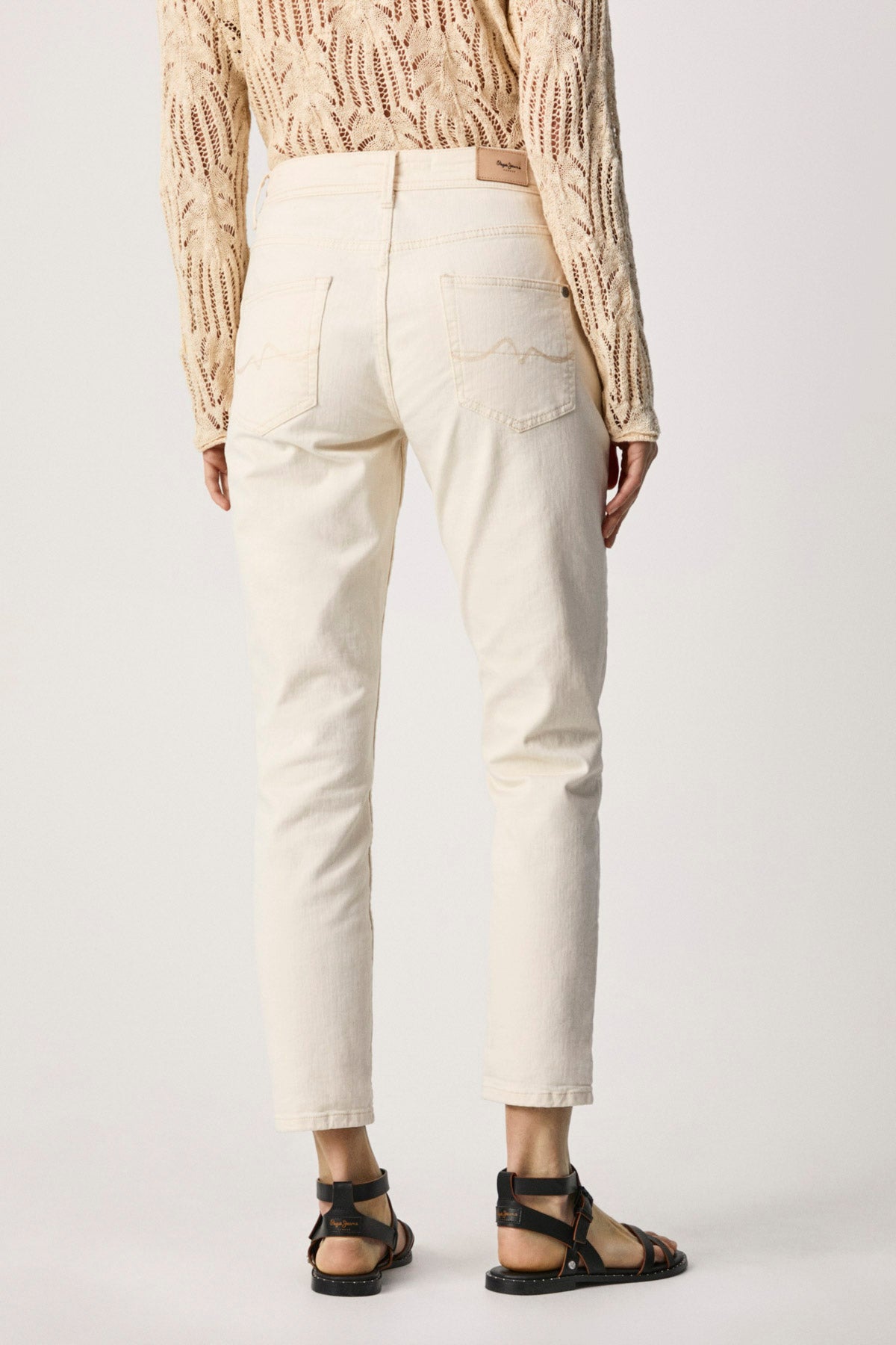 ג'ינס רילקס Violet Denim בצבע שמנת