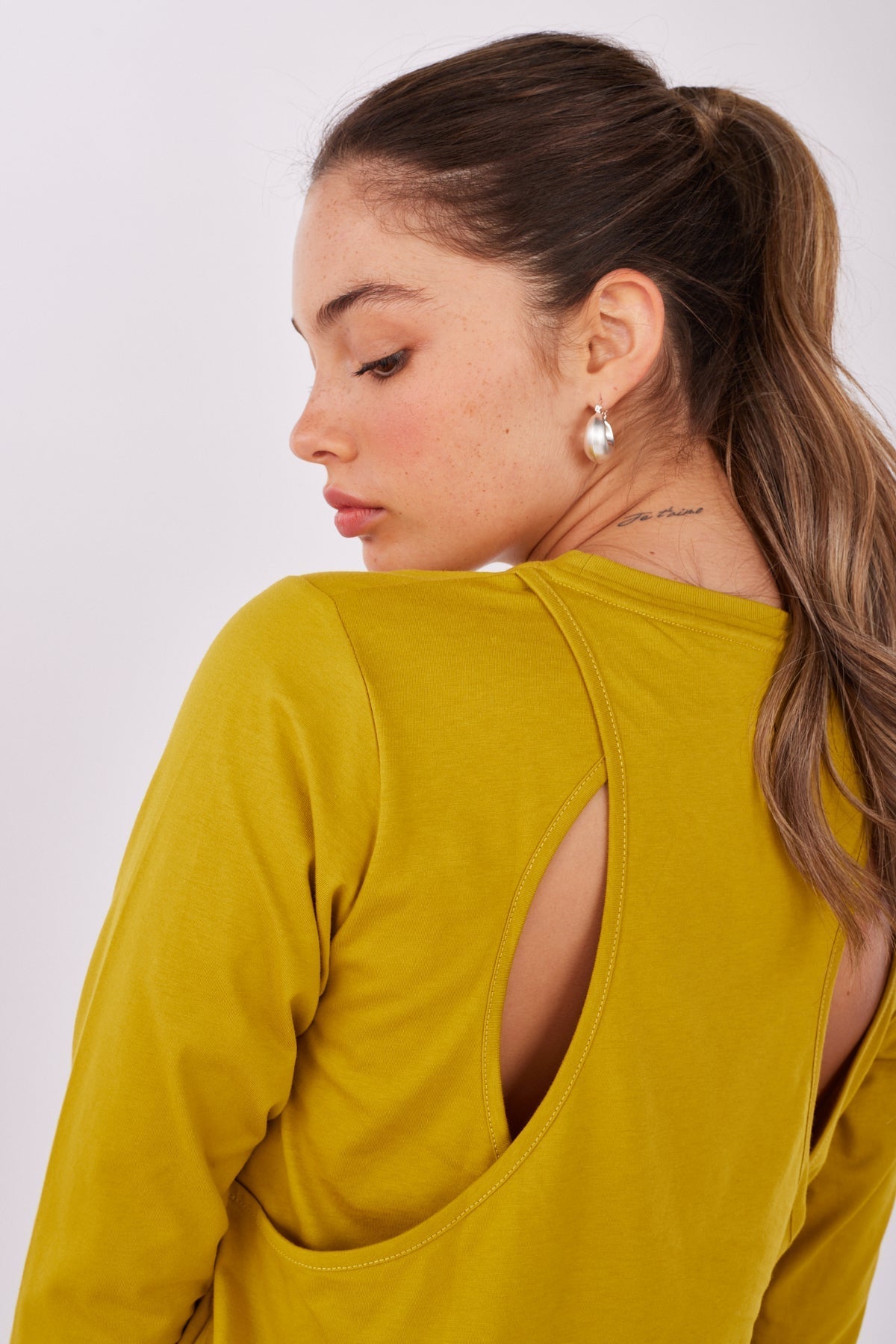 חולצה נומרו 2 בצבע חרדל