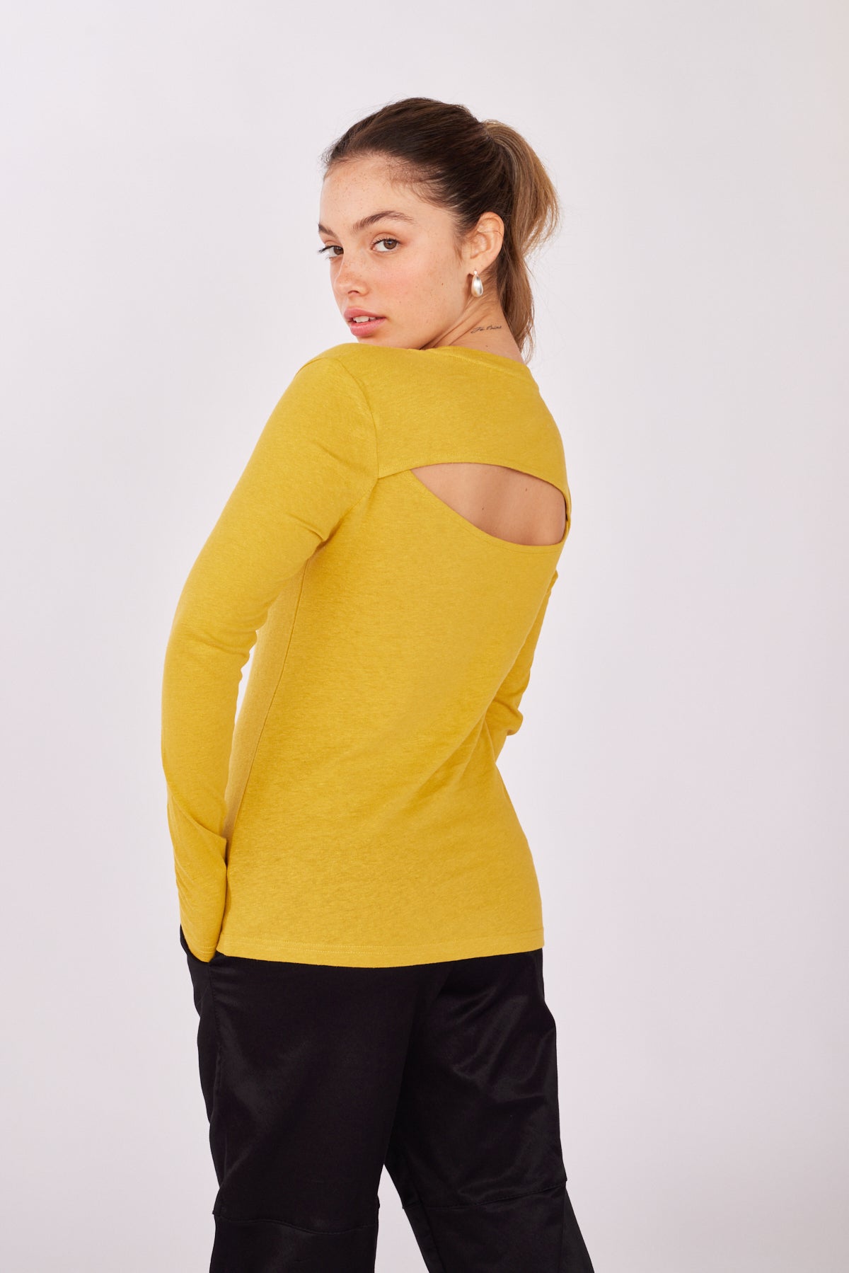 חולצה נומרו 7 בצבע חרדל